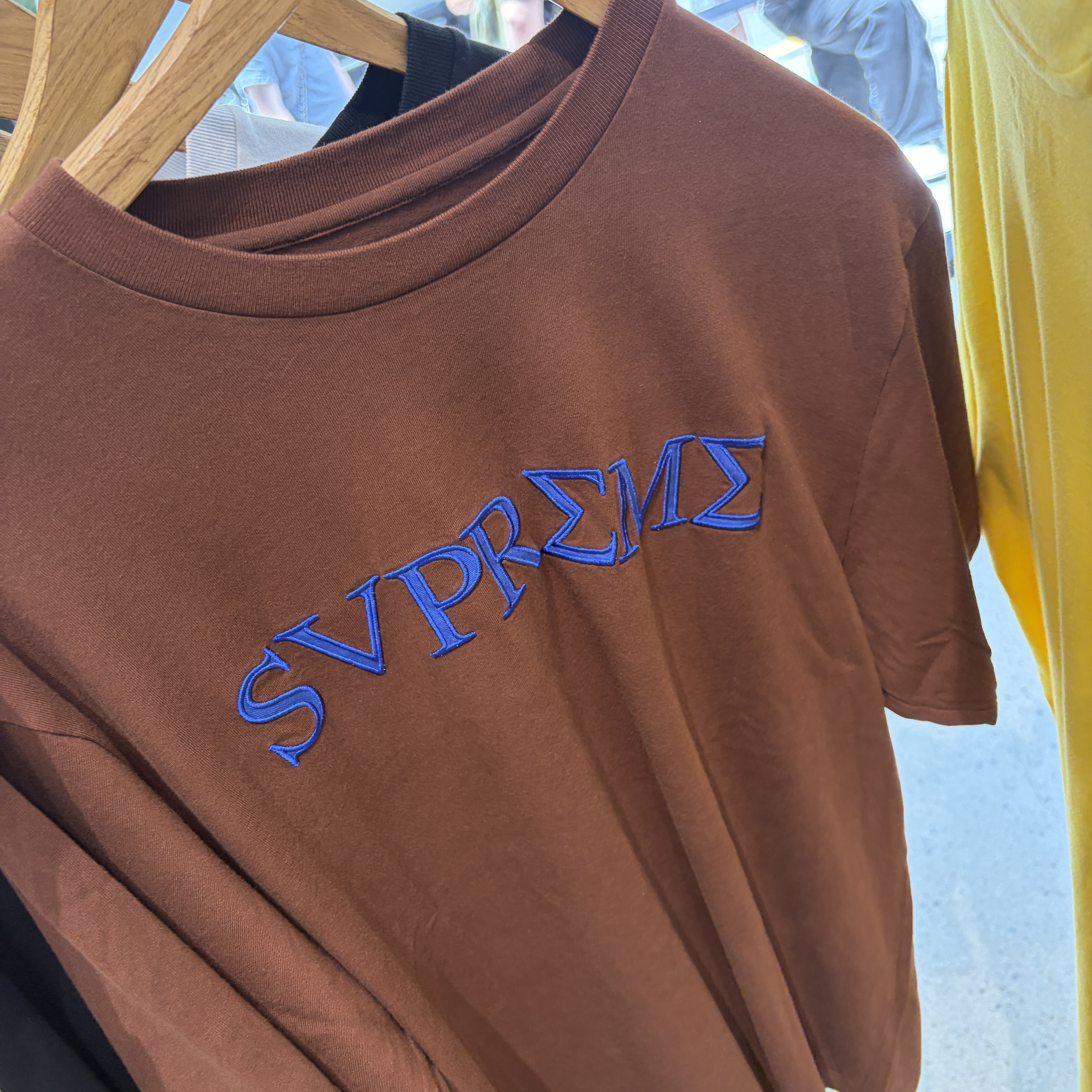 Supreme Greek S/S Top Brown - 26SS 착용 스타일
