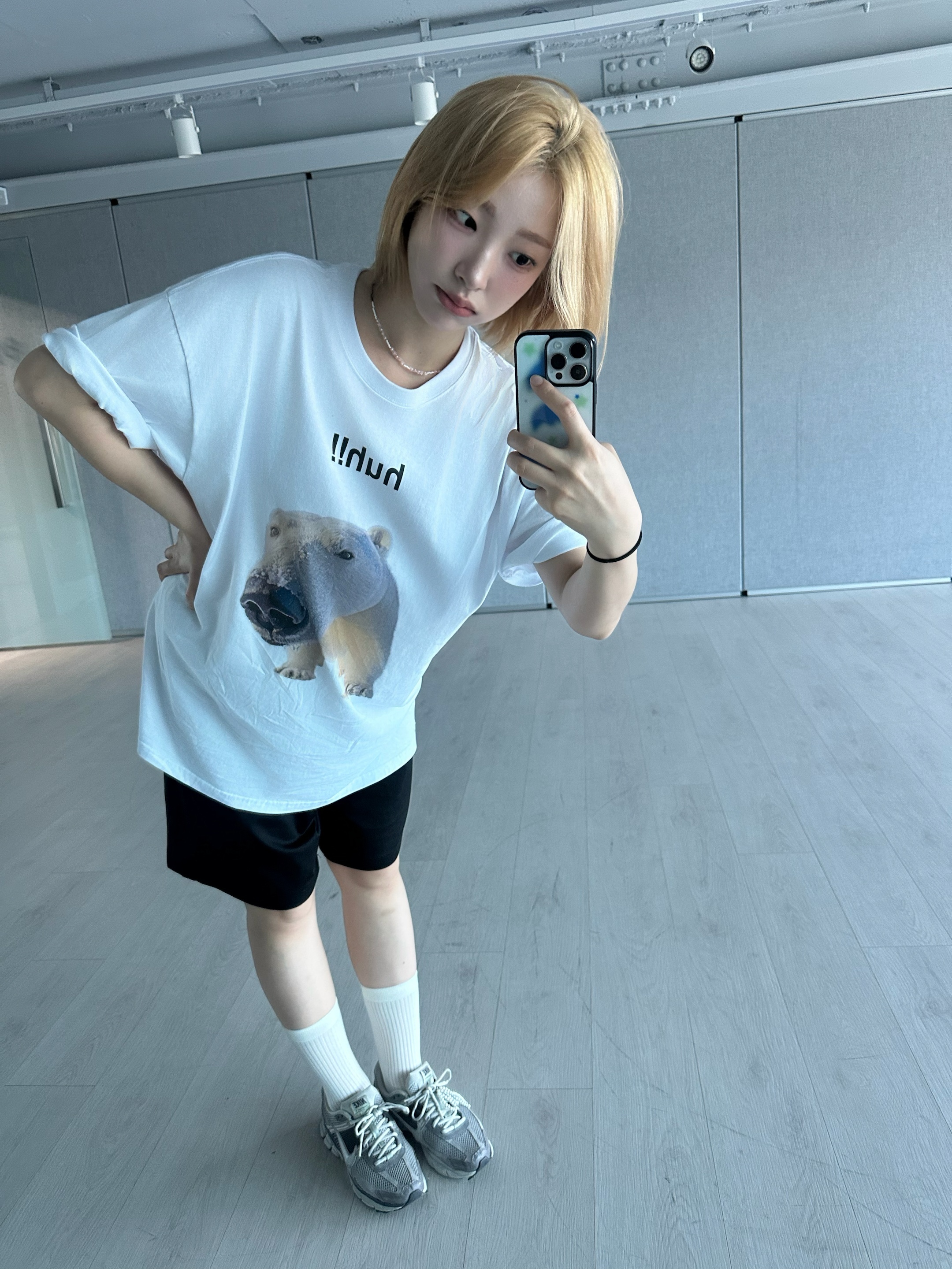 Suade Huh Tee White ์ฐฉ์ฉ ์คํ์ผ - 3