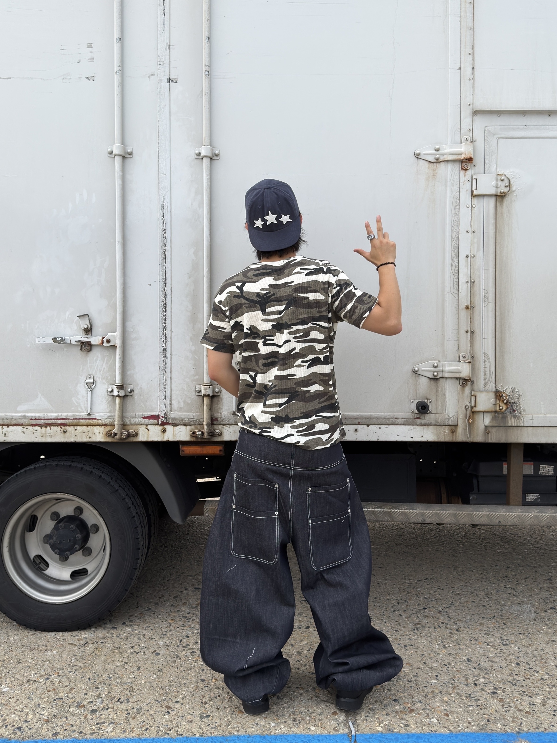 I FEEL LUCKY Jumbo Dart Wide Pants Raw Denim, I FEEL LUCKY Lucky Waffle T-Shirt Camo 착용 스타일 - 2