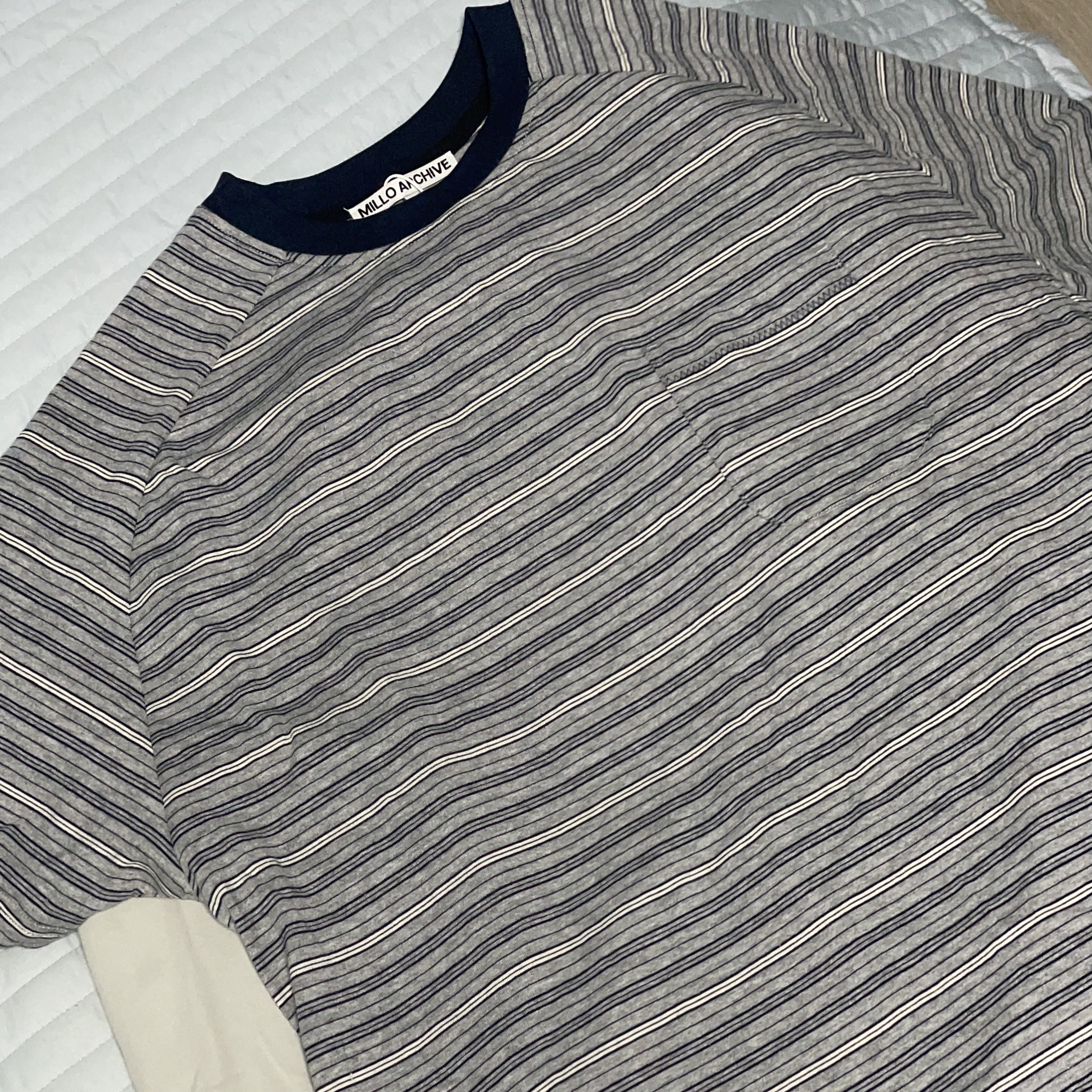 Millo Archive Ritz Stripe Pocket T-Shirt Melange Gray 착용 스타일