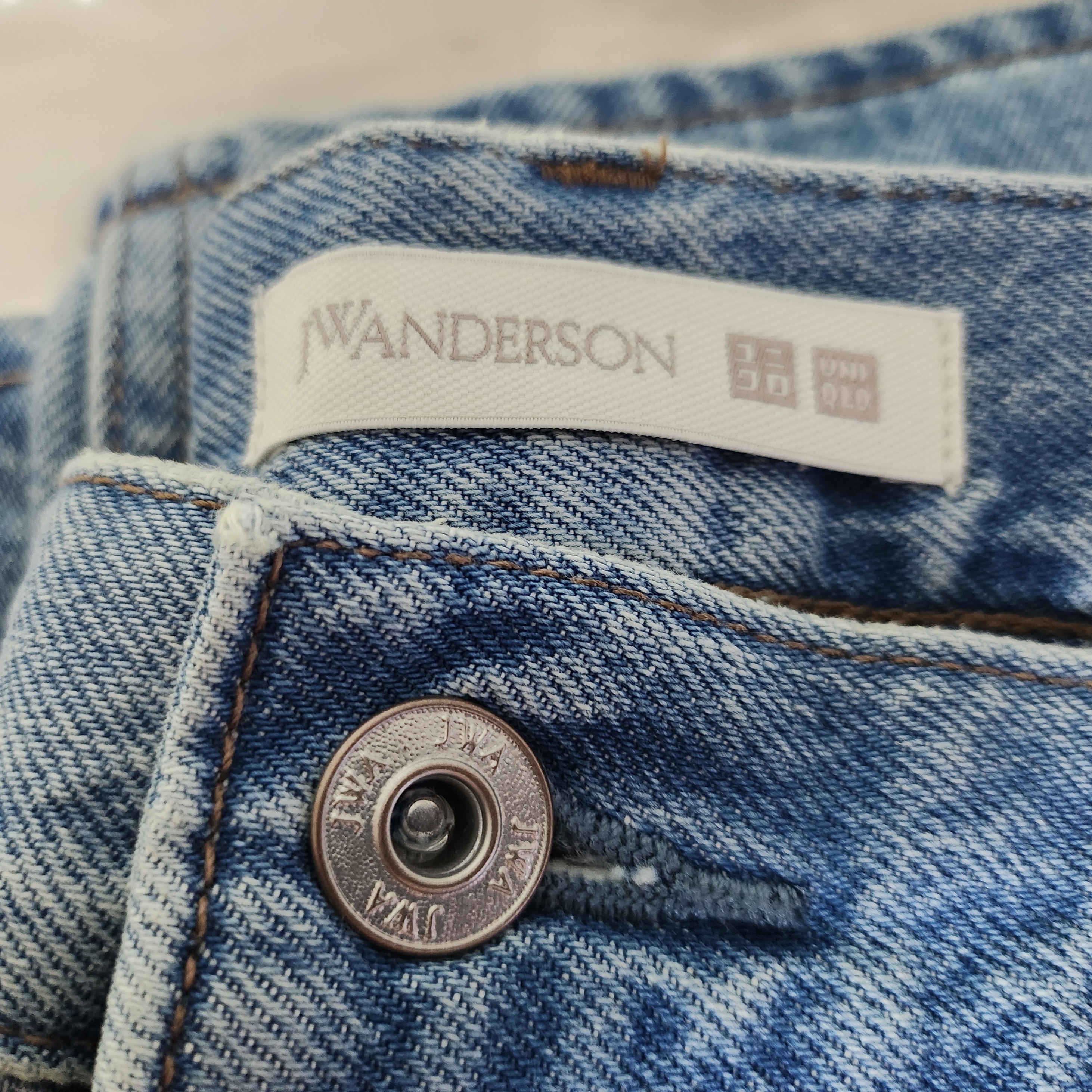 Uniqlo x JW Anderson Straight Jeans Tall Blue 착용 스타일 - 4