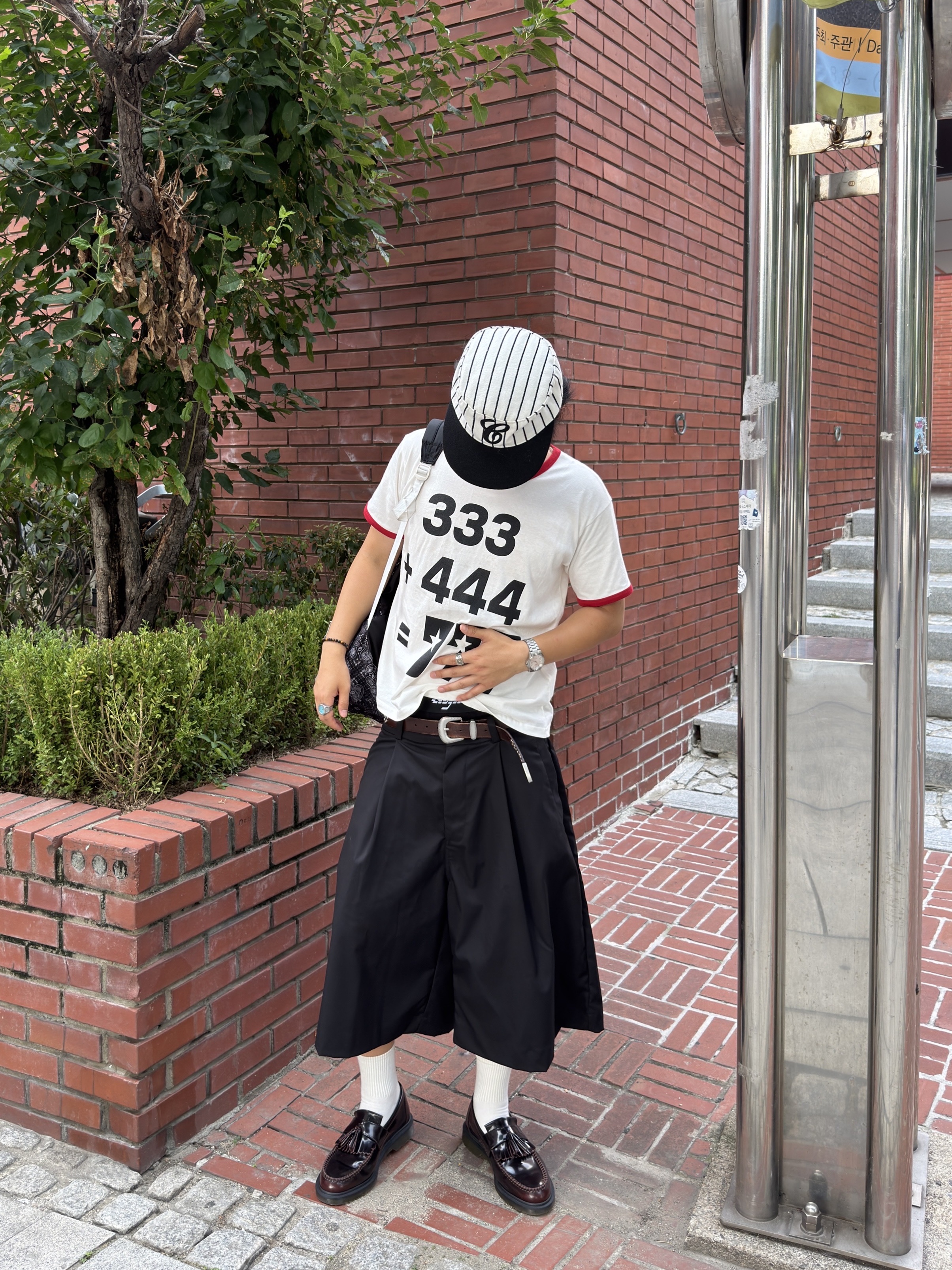 I FEEL LUCKY Education T-Shirt White, Dr. Martens Adrian Arcadia Leather Loafers Cherry Red 착용 스타일 - 3