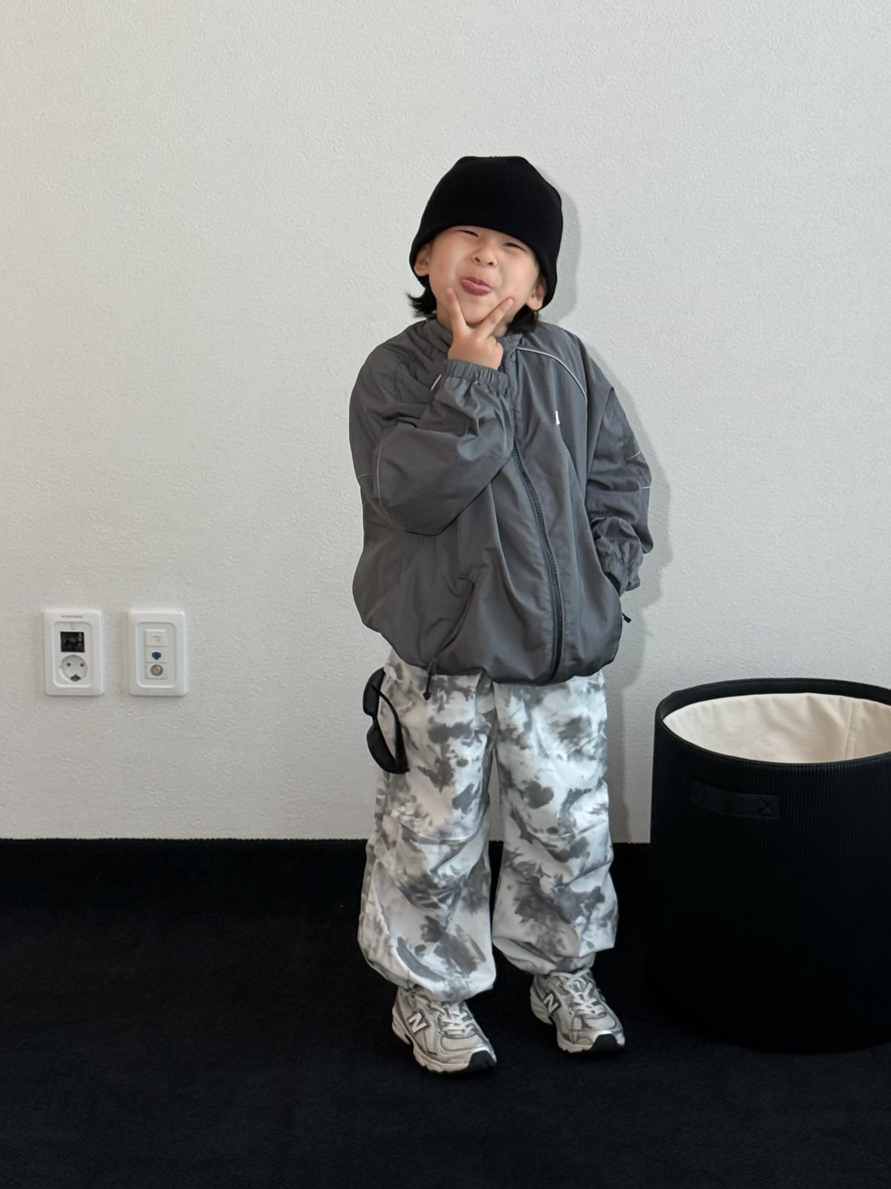 (Kids) New Balance Air Glossy Windbreaker Purple 착용 스타일 - 3