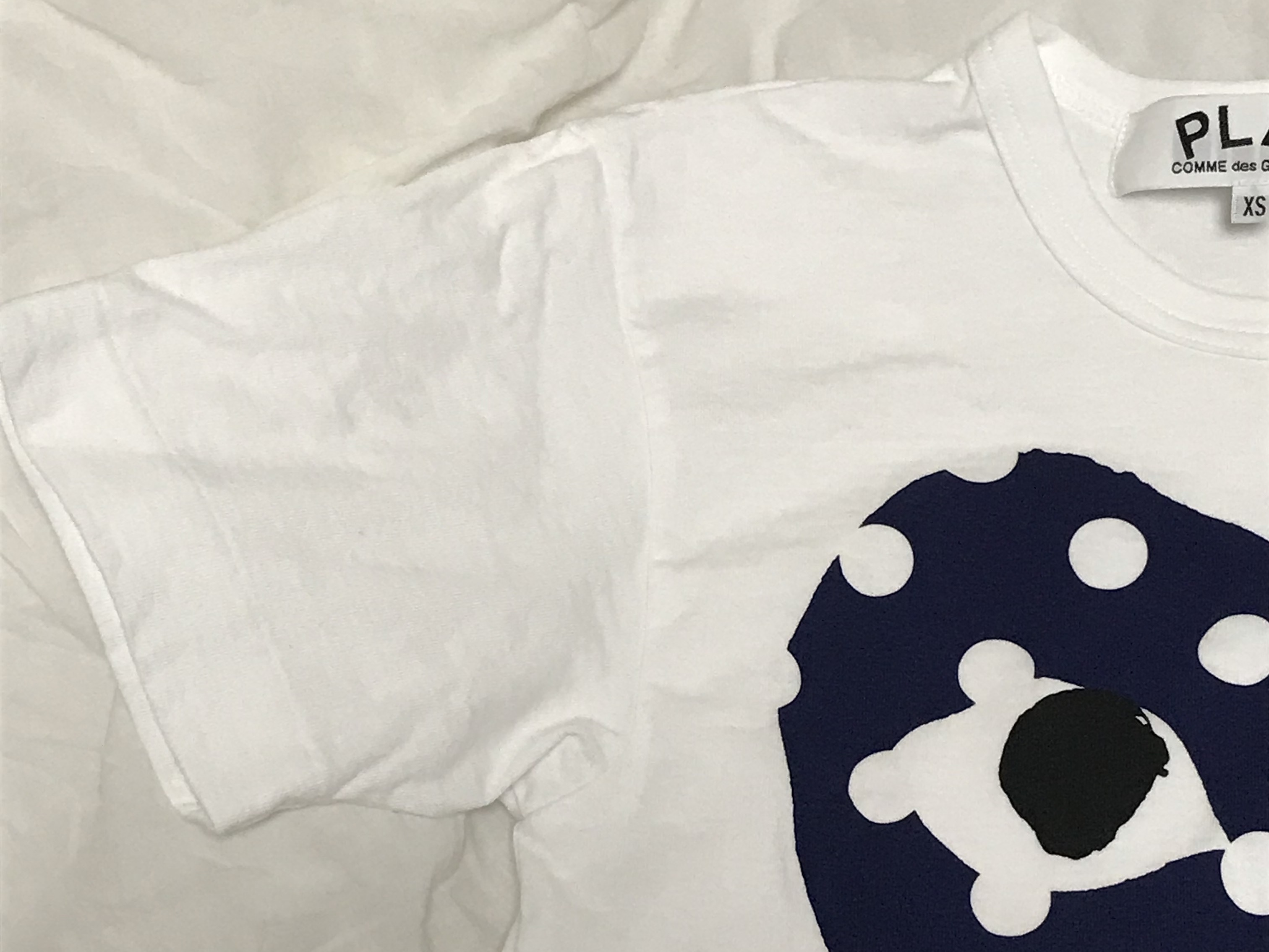 Play Comme des Garcons Red Heart Printed Blue Heart T-Shirt White 착용 스타일 - 3