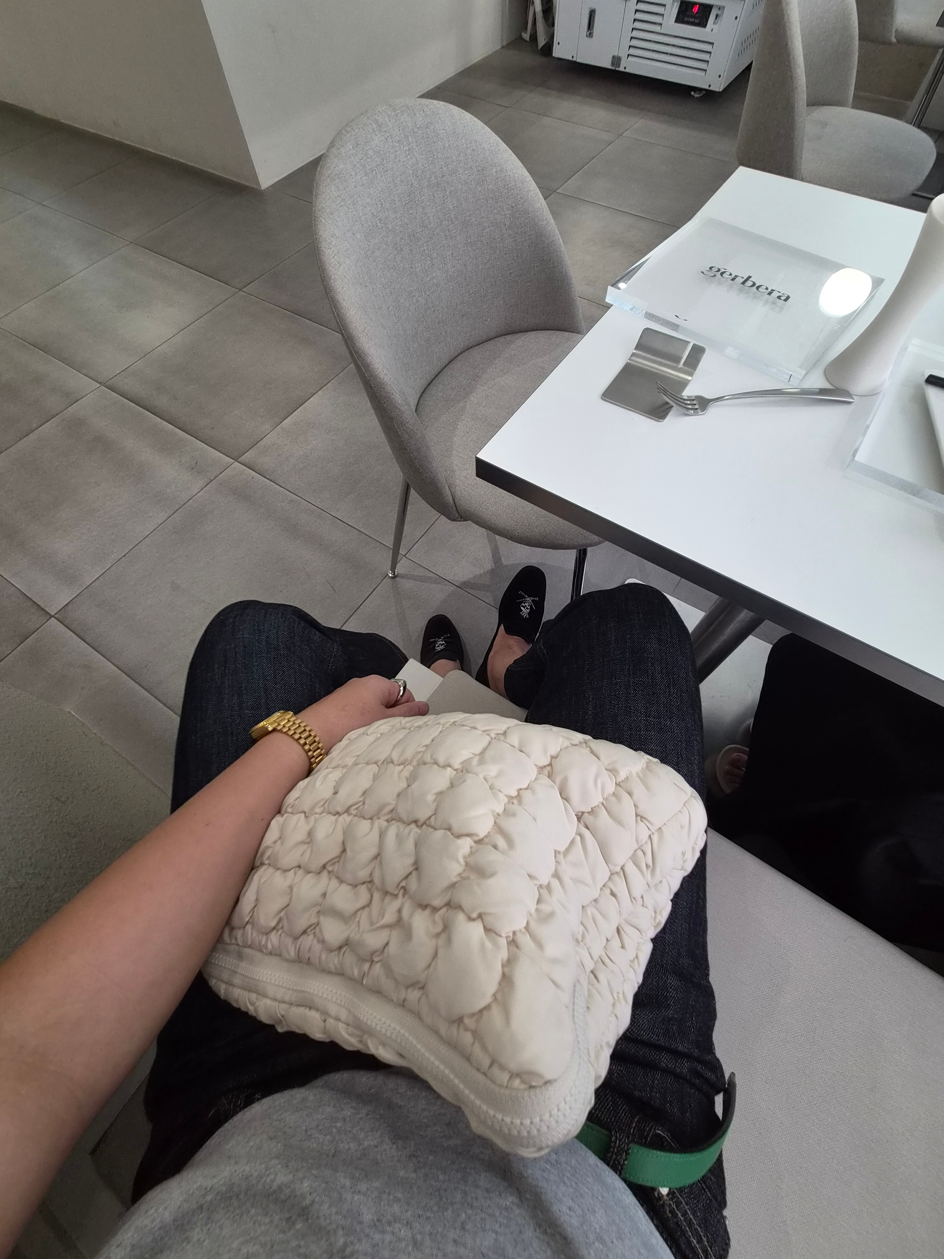 COS Quilted  Laptop Case Off White 착용 스타일 - 2