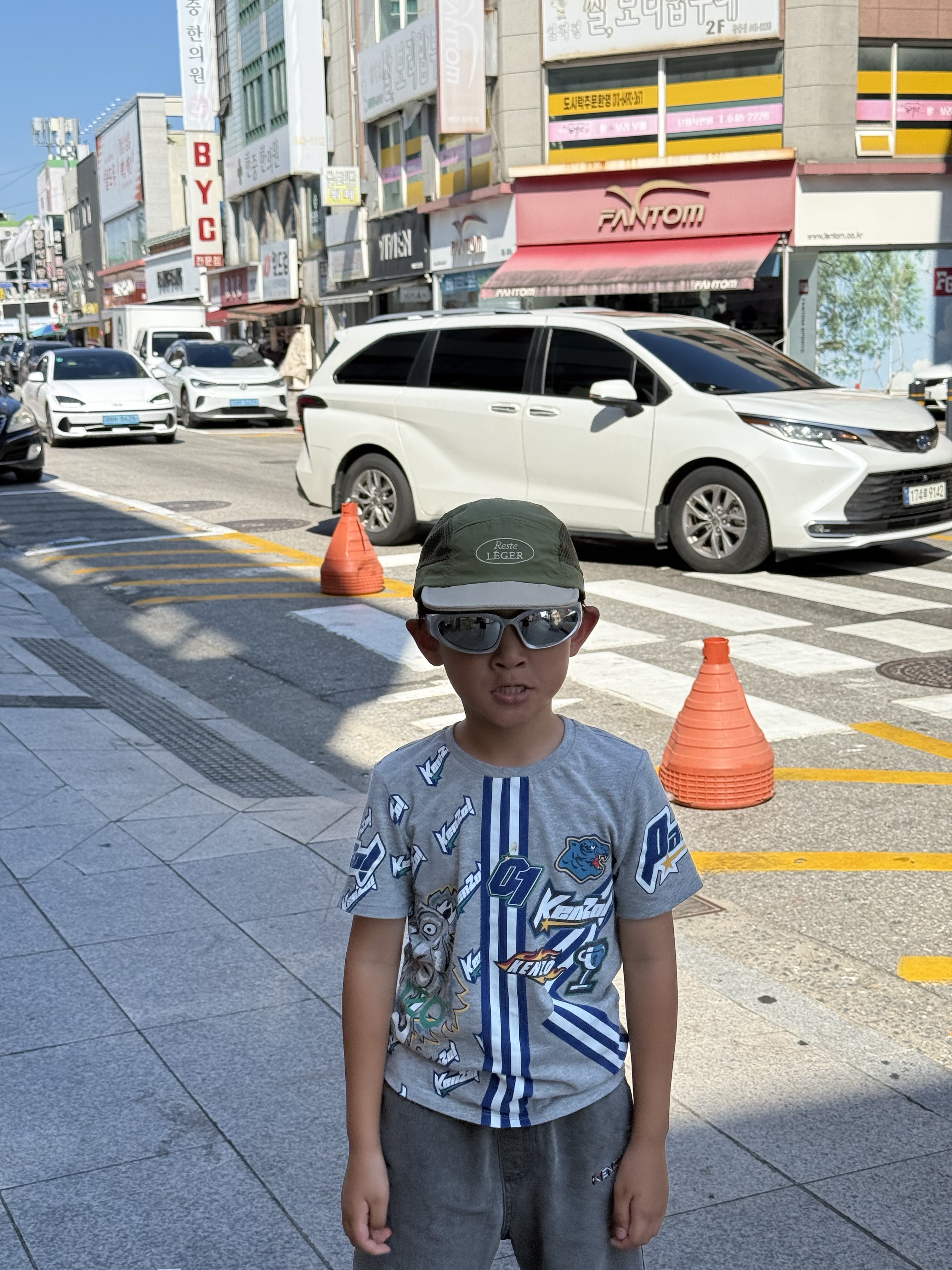 (Kids) Adidas Yeezy Foam RNNR Carbon, (Kids) Kenzo Kotora Tiger T-Shirt Navy Blue 착용 스타일 - 3