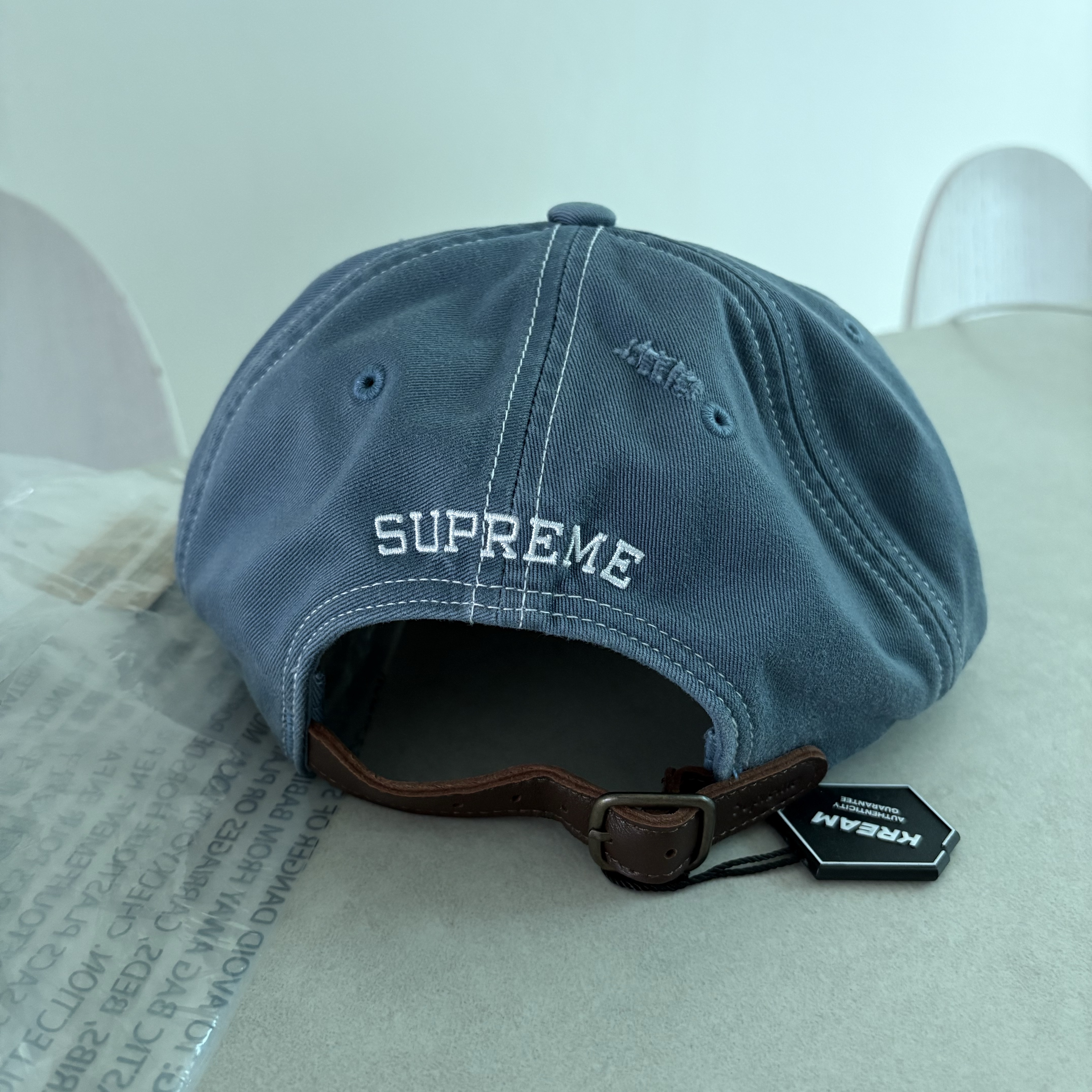 Supreme Distressed Script 6-Panel Slate - 25FW 착용 스타일 - 2