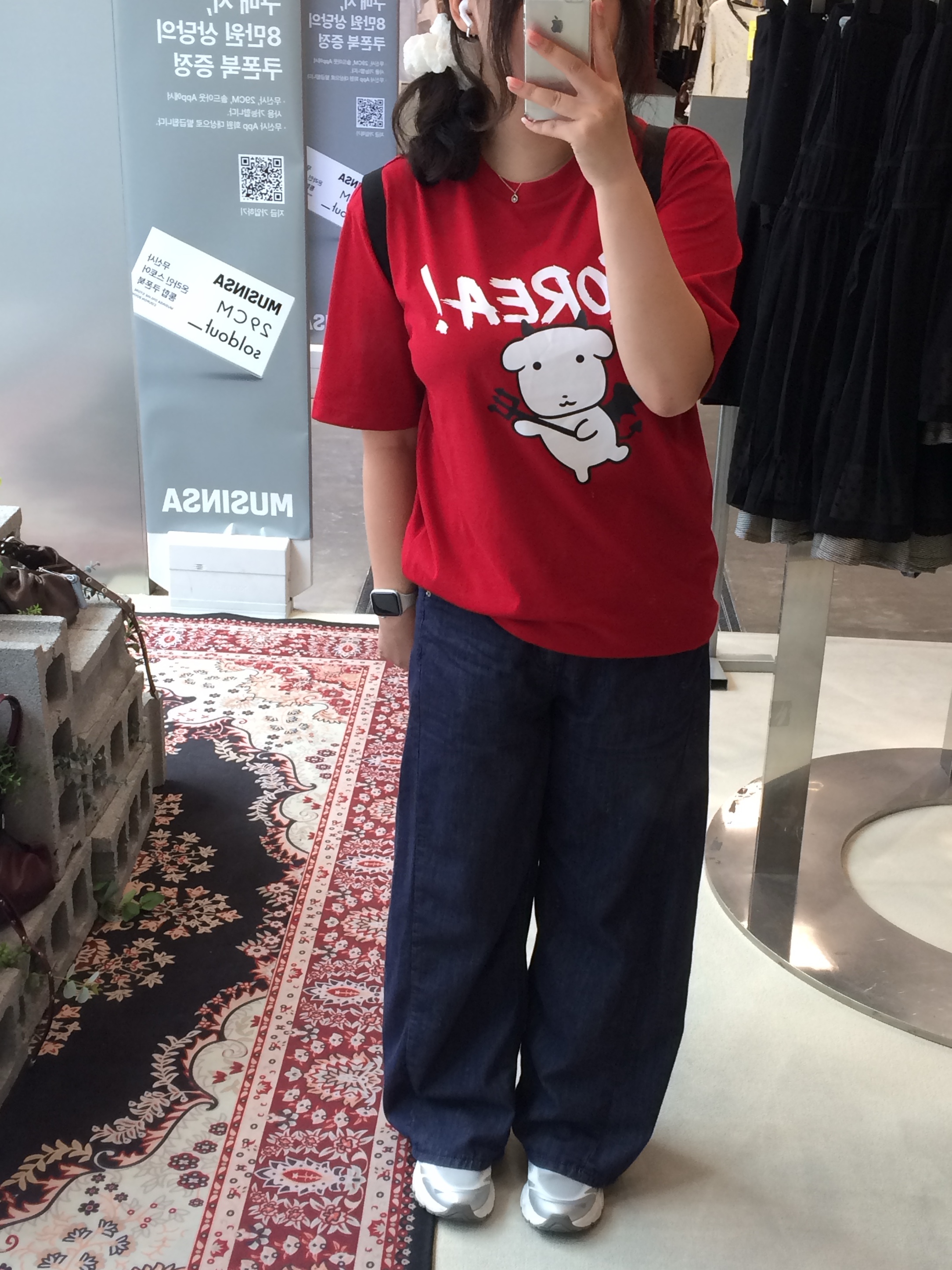 Spao x Ganadi Short Sleeve T-Shirt Red 착용 스타일 - 2