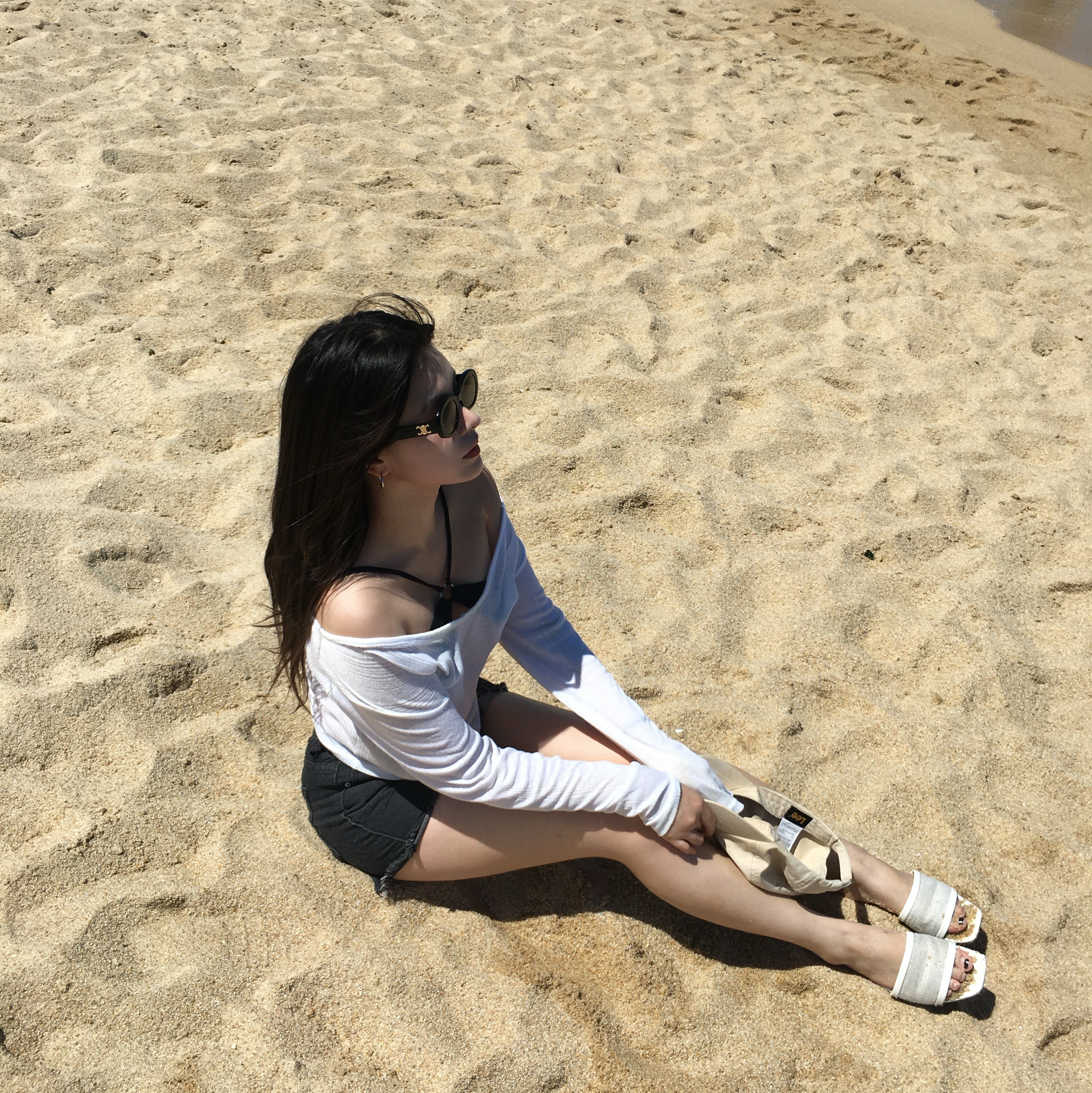 (W) Celine Triomphe 01 Sunglasses in Acetate Black 착용 스타일 - 1