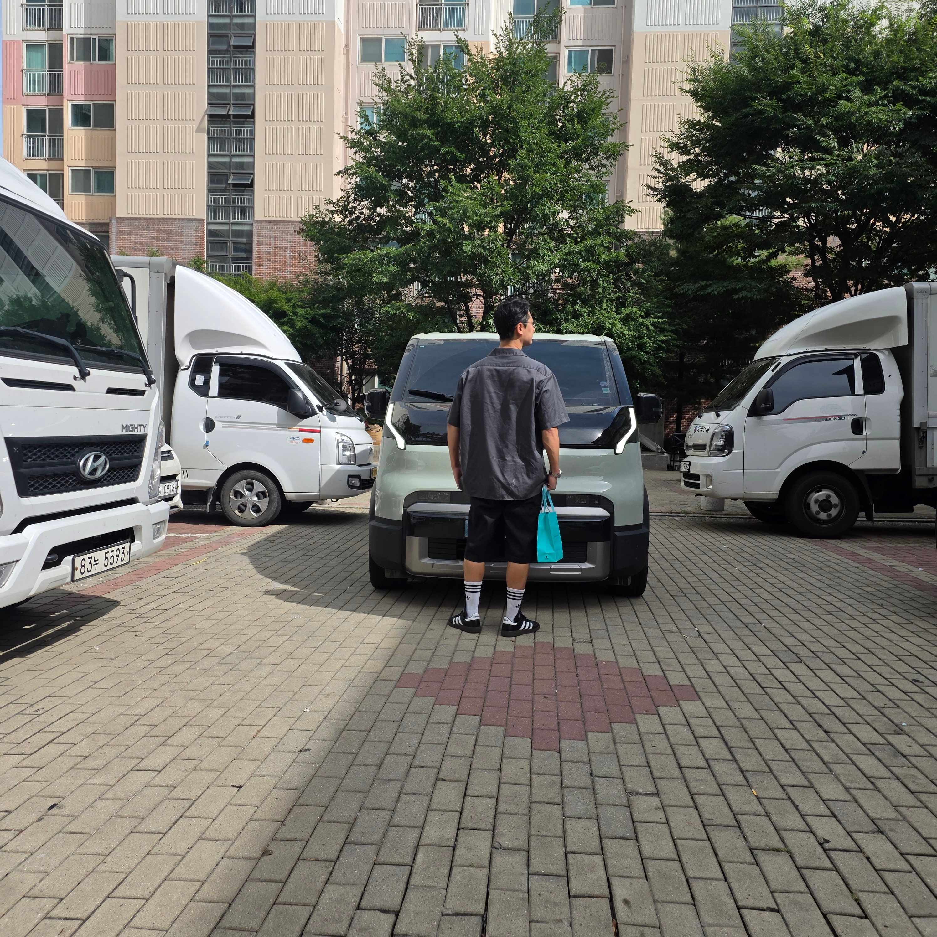 Adidas Spezial Handball Core Black Cloud White, Adidas Cushioned Crew Socks White Black (3 Pack) 착용 스타일 - 4