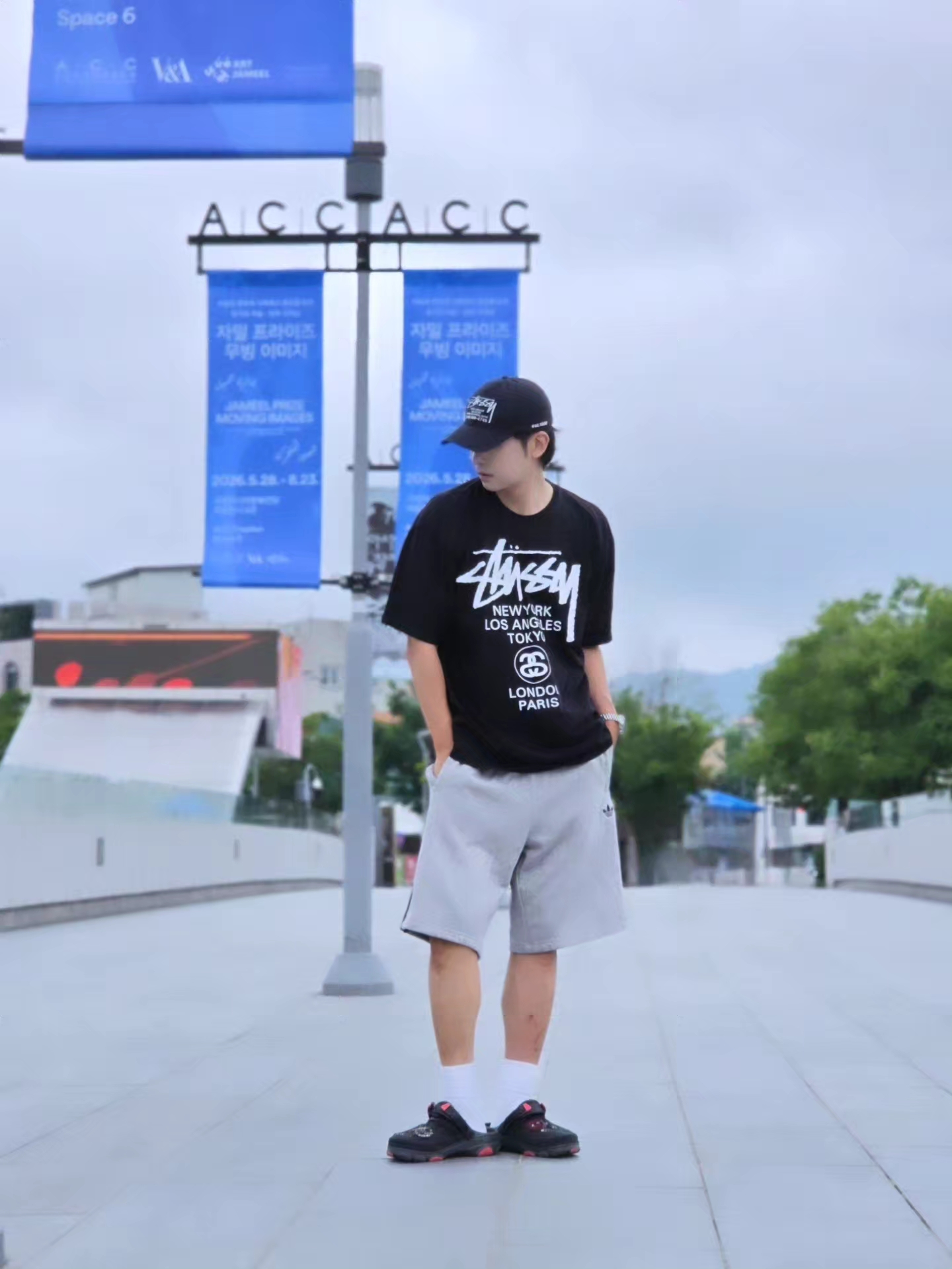 Stussy World Tour T-Shirt Black, Stussy World Tour T-Shirt Black 2023 착용 스타일 - 1