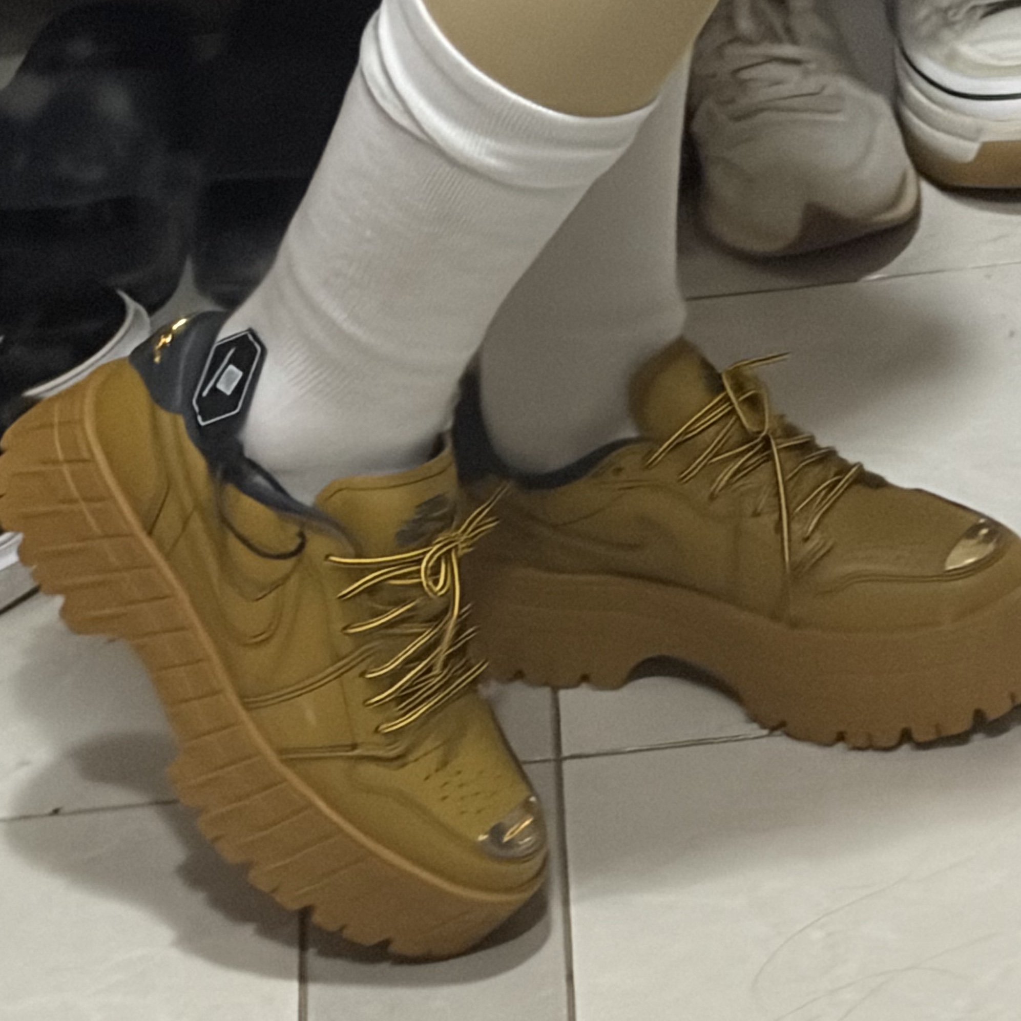 (W) Jordan 1 Brooklyn Low Wheat Team Red 착용 스타일 - 2
