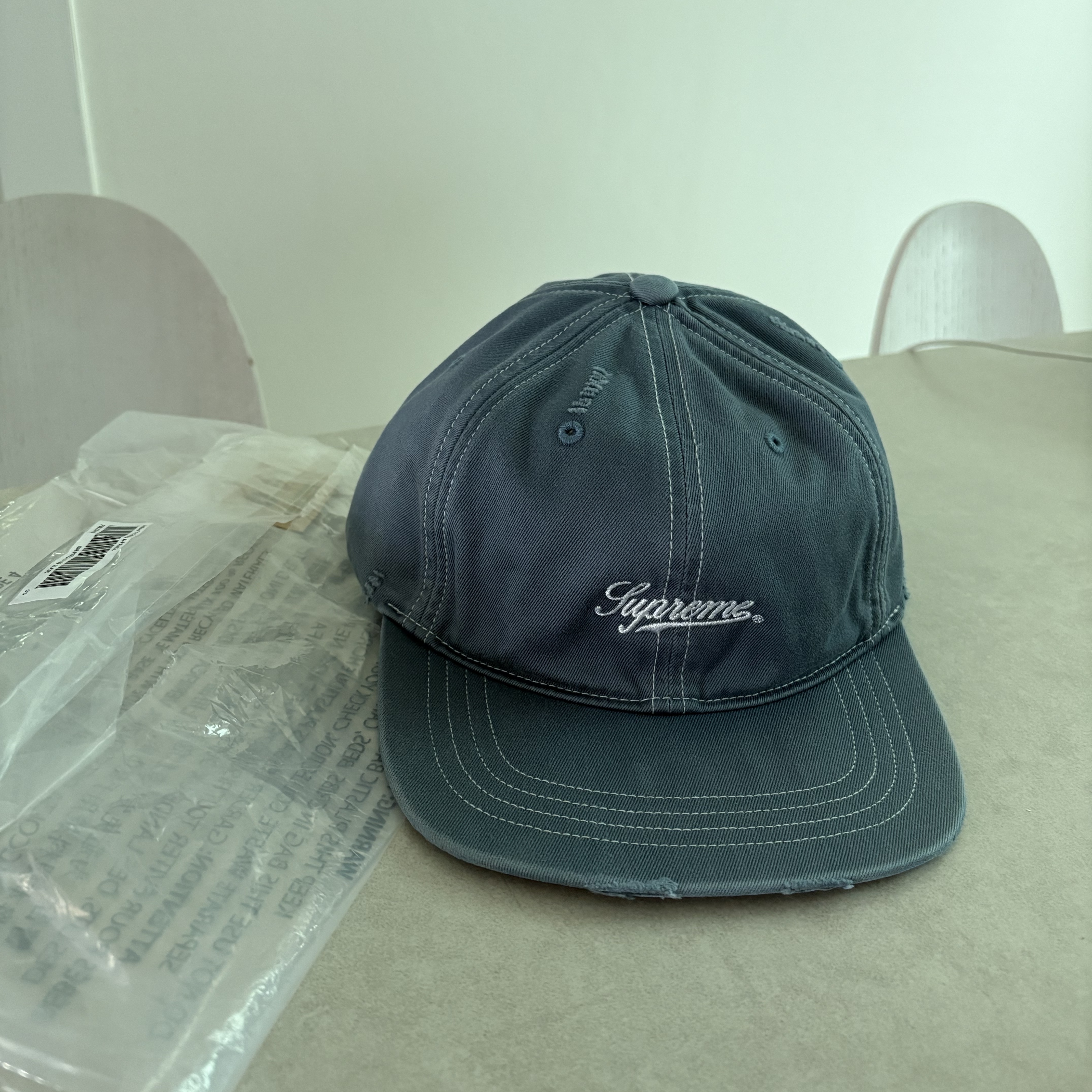 Supreme Distressed Script 6-Panel Slate - 25FW 착용 스타일 - 1