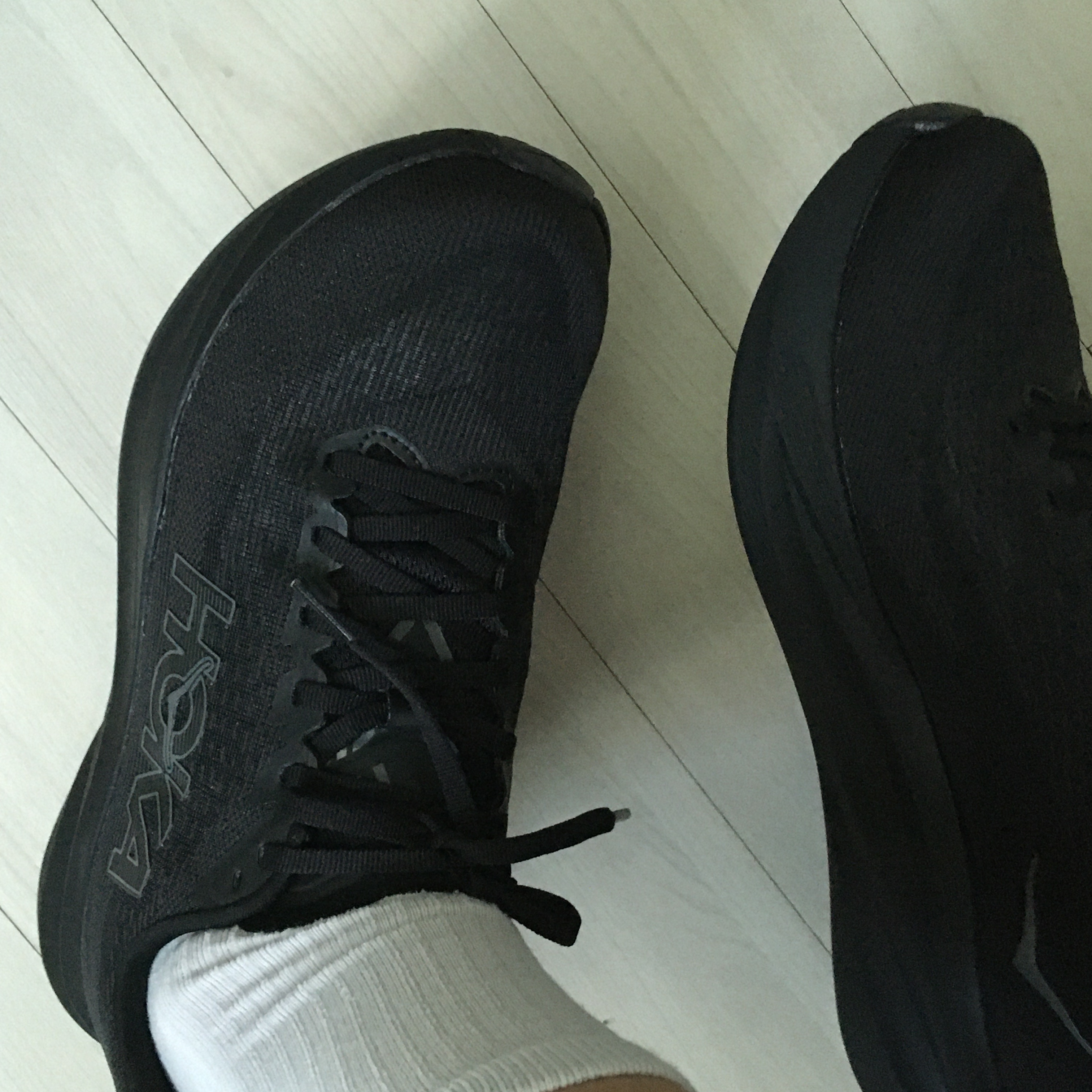 Hoka Clifton 10 Black - Wide 착용 스타일 - 1