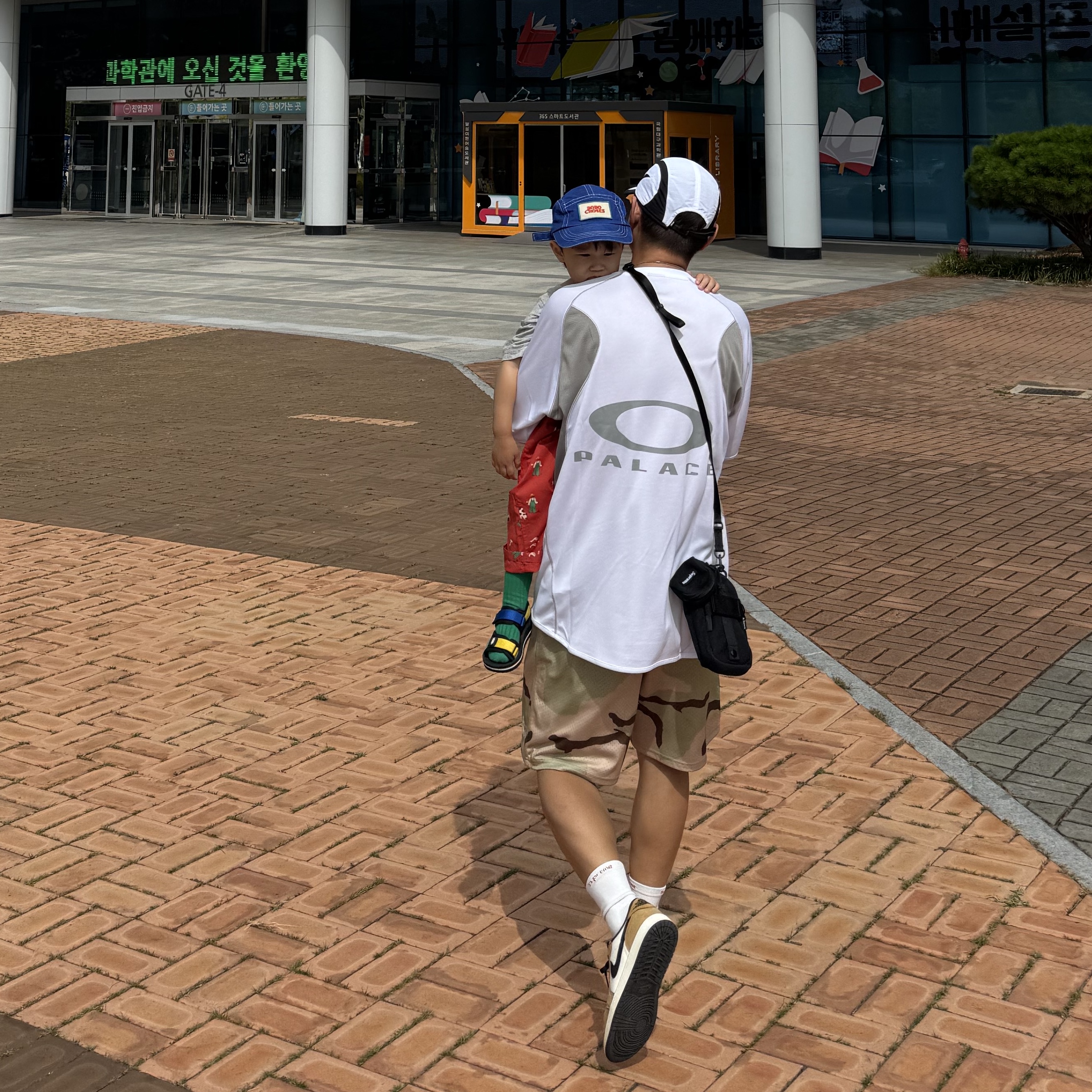 Palace x Oakley Tech Jersey White - 24FW, Supreme Camera Bag + Mini Pouch Black - 25SS 착용 스타일 - 1
