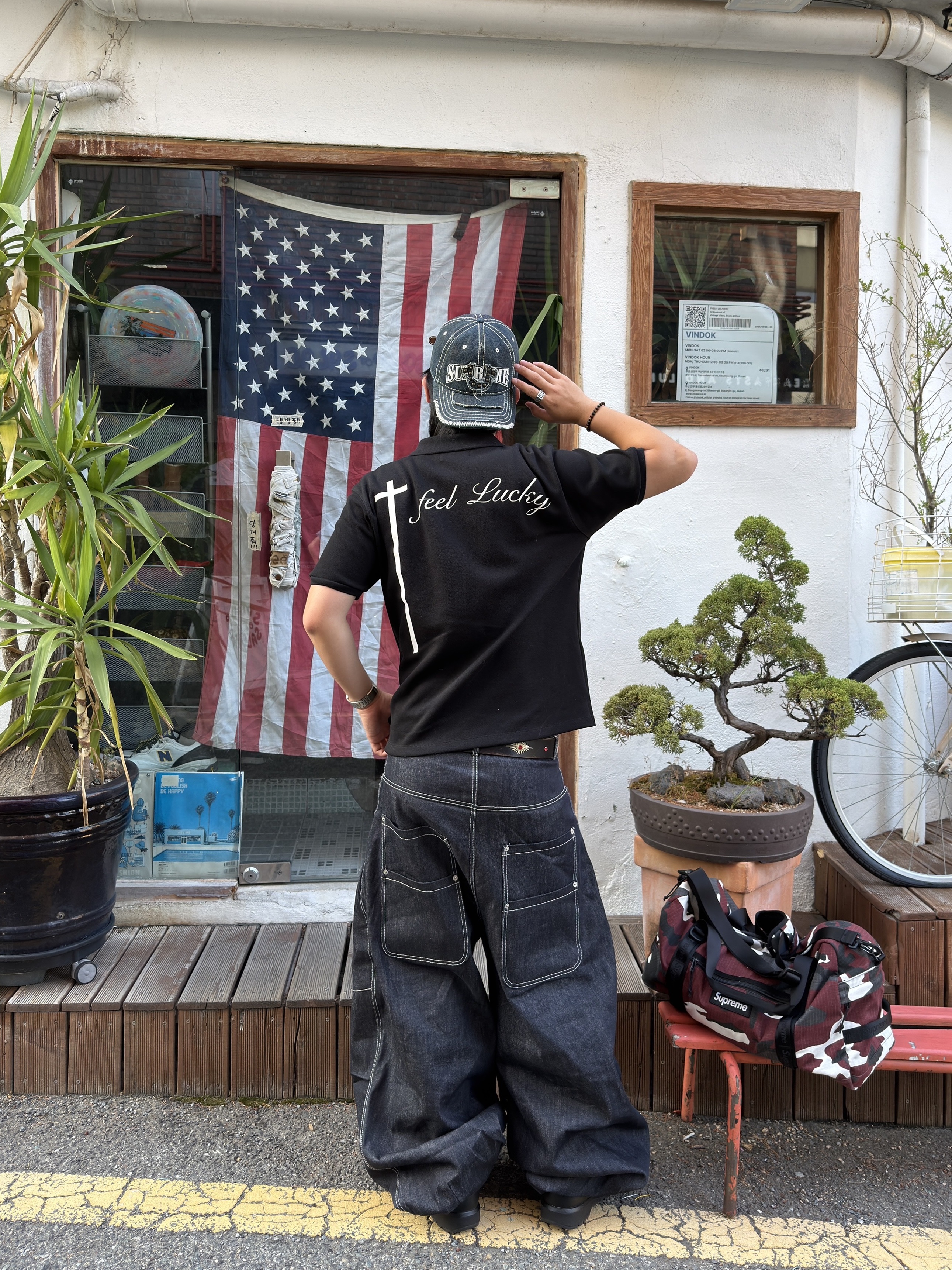 I FEEL LUCKY Lucky Koin Polo Shirt Black, I FEEL LUCKY Jumbo Dart Wide Pants Raw Denim 착용 스타일 - 3