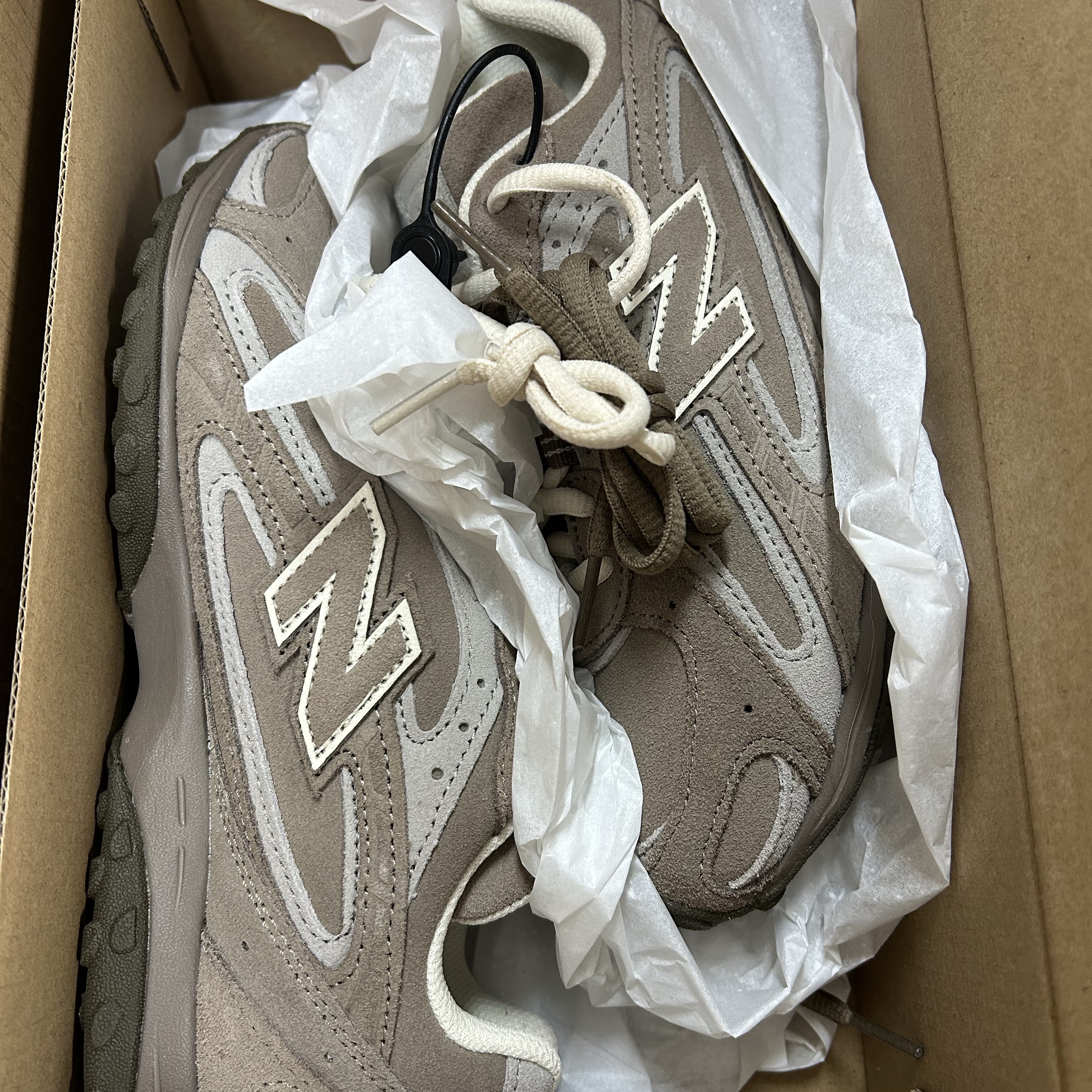 New Balance 204L Suede Mushroom Arid Stone 착용 스타일