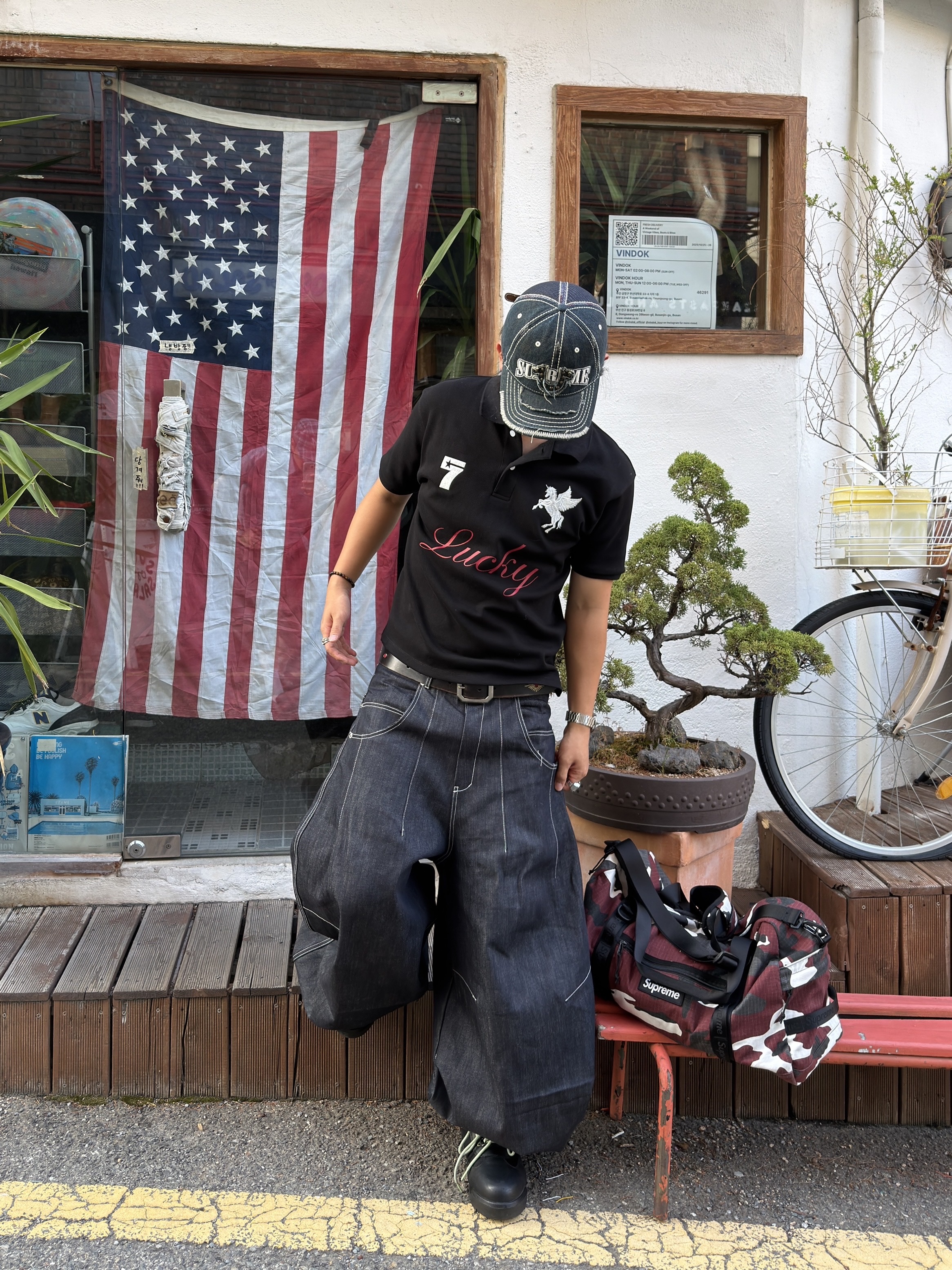 I FEEL LUCKY Lucky Koin Polo Shirt Black, I FEEL LUCKY Jumbo Dart Wide Pants Raw Denim 착용 스타일 - 2