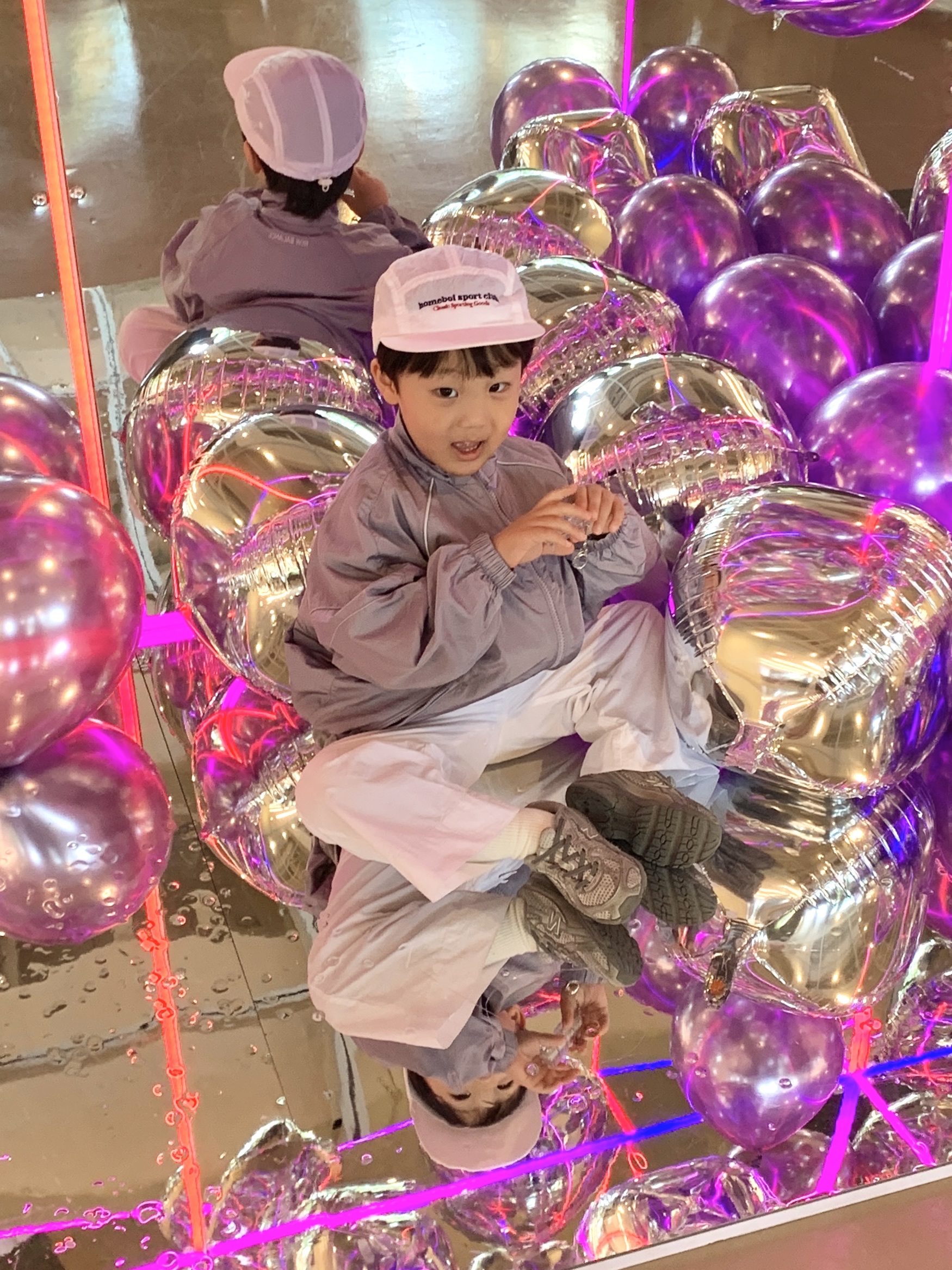 (Kids) New Balance Air Glossy Windbreaker Purple 착용 스타일 - 2