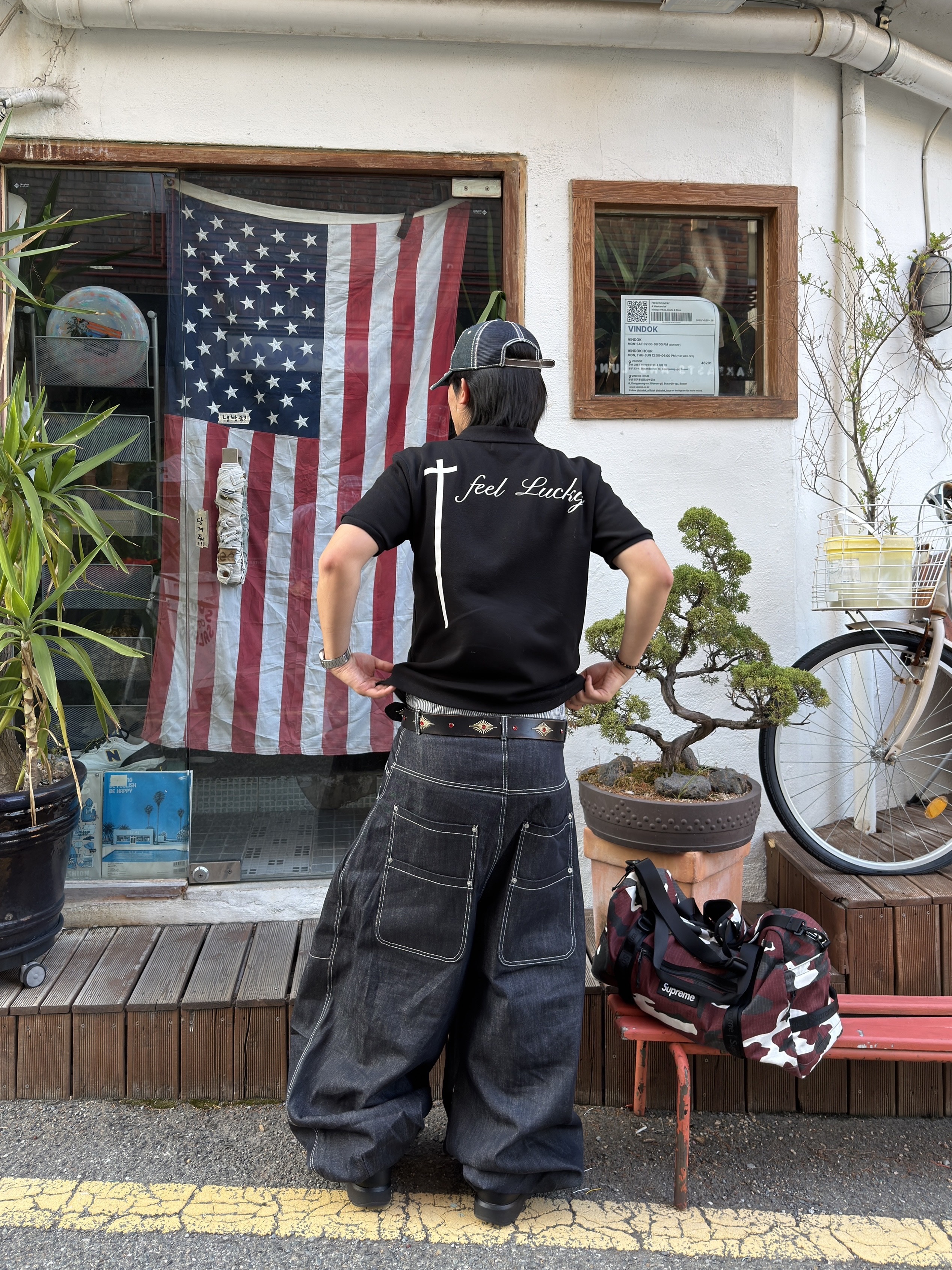 I FEEL LUCKY Lucky Koin Polo Shirt Black, I FEEL LUCKY Jumbo Dart Wide Pants Raw Denim 착용 스타일 - 1