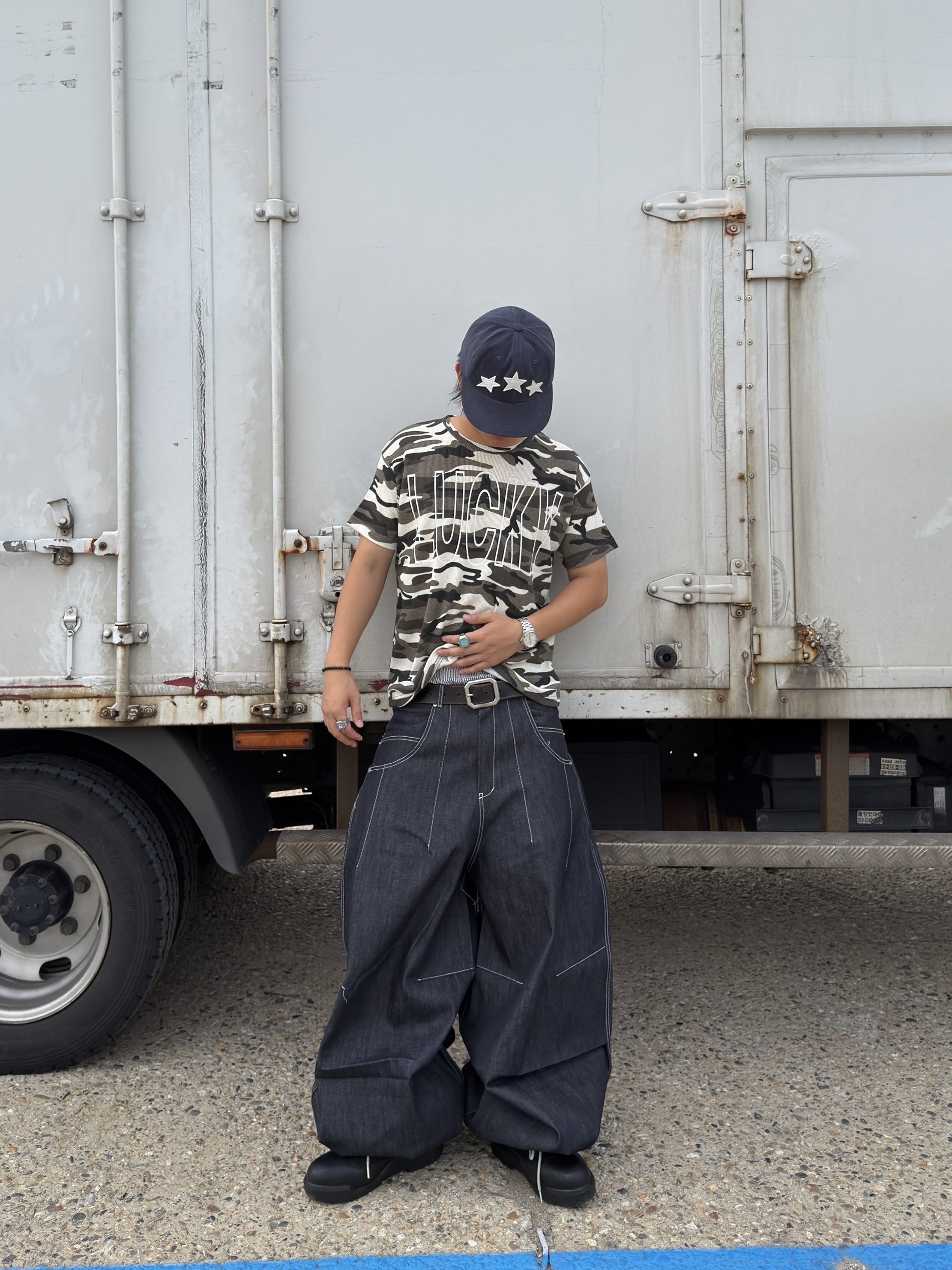I FEEL LUCKY Jumbo Dart Wide Pants Raw Denim, I FEEL LUCKY Lucky Waffle T-Shirt Camo 착용 스타일 - 1