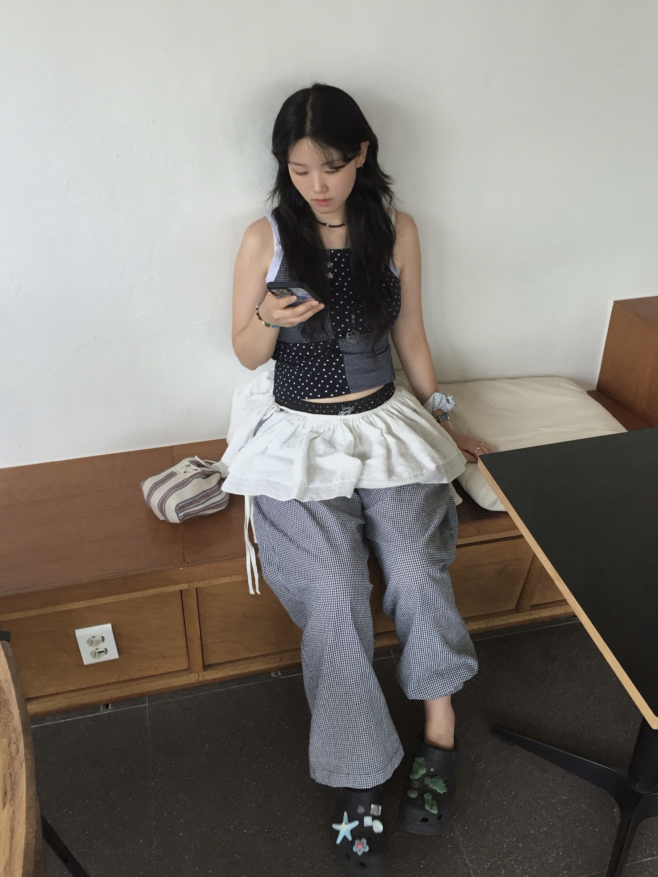 Crocs Classic Crush Clog Black 착용 스타일
