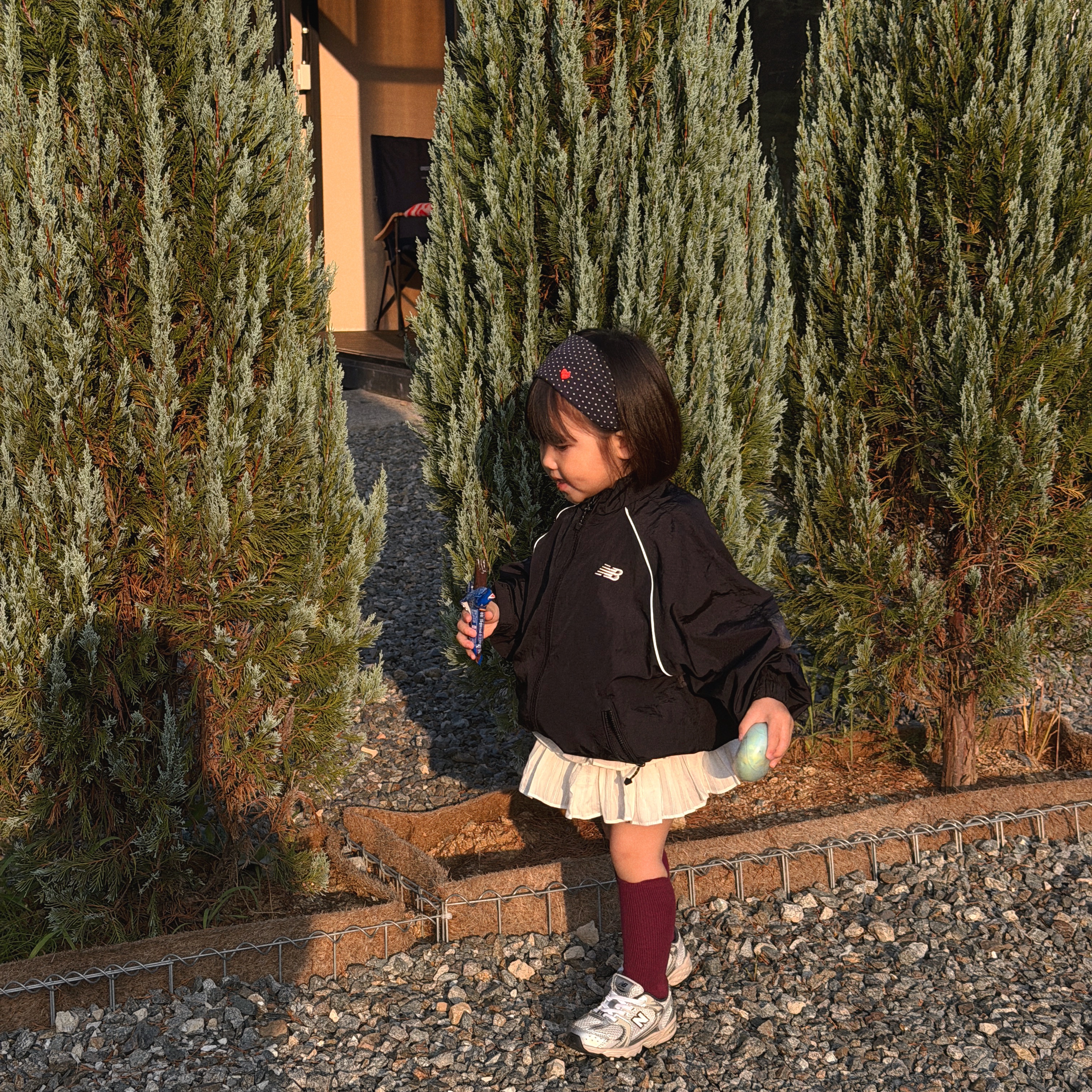 (Kids) New Balance Air Glossy Windbreaker Black, (Kids) New Balance Air Glossy Windbreaker Purple 착용 스타일 - 1