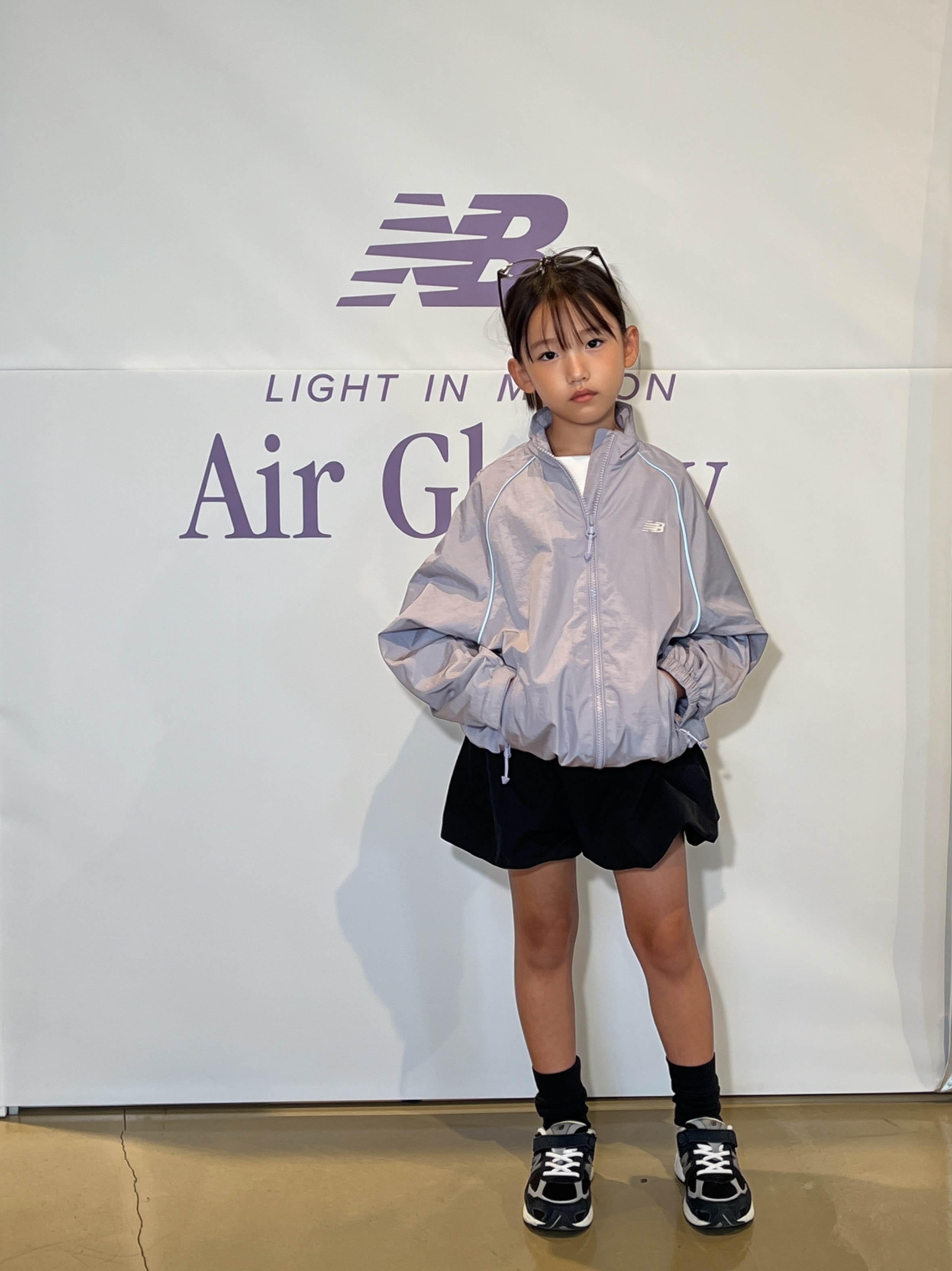 (Kids) New Balance Air Glossy Windbreaker Purple 착용 스타일 - 8