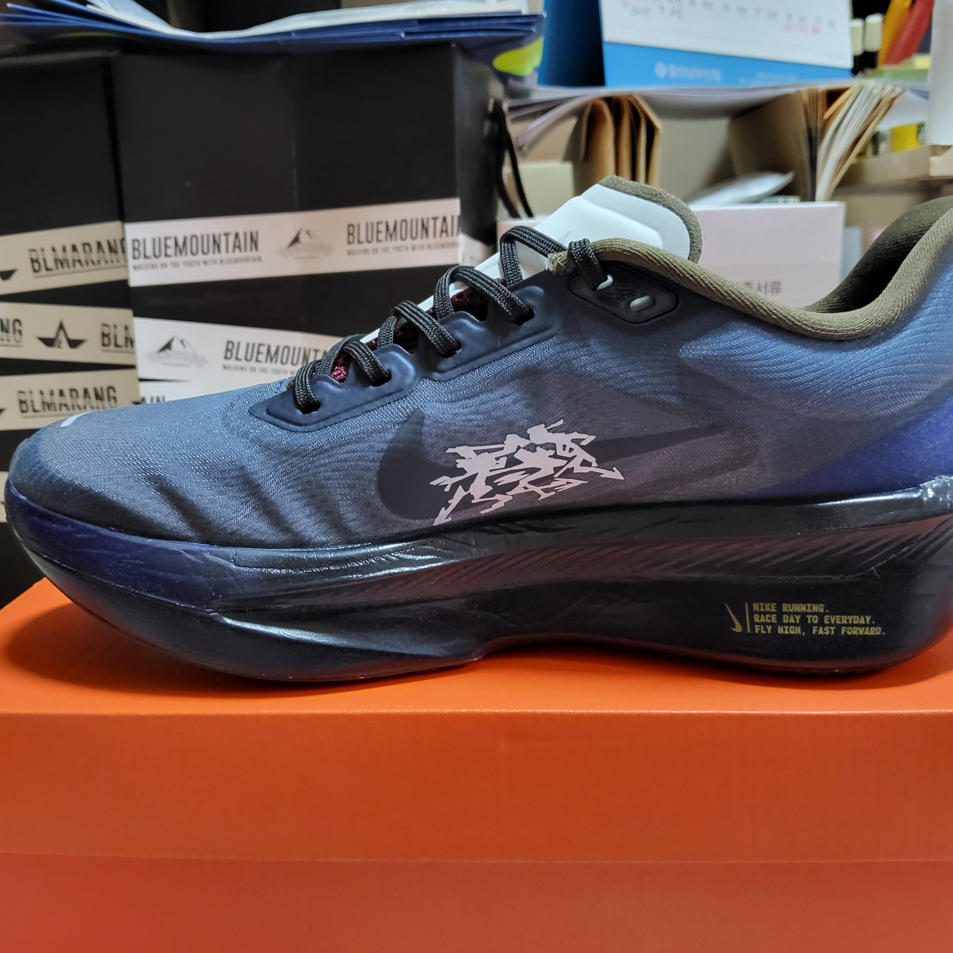 Nike Zoom Fly 6 Court Blue Burgundy Ash 착용 스타일 - 3