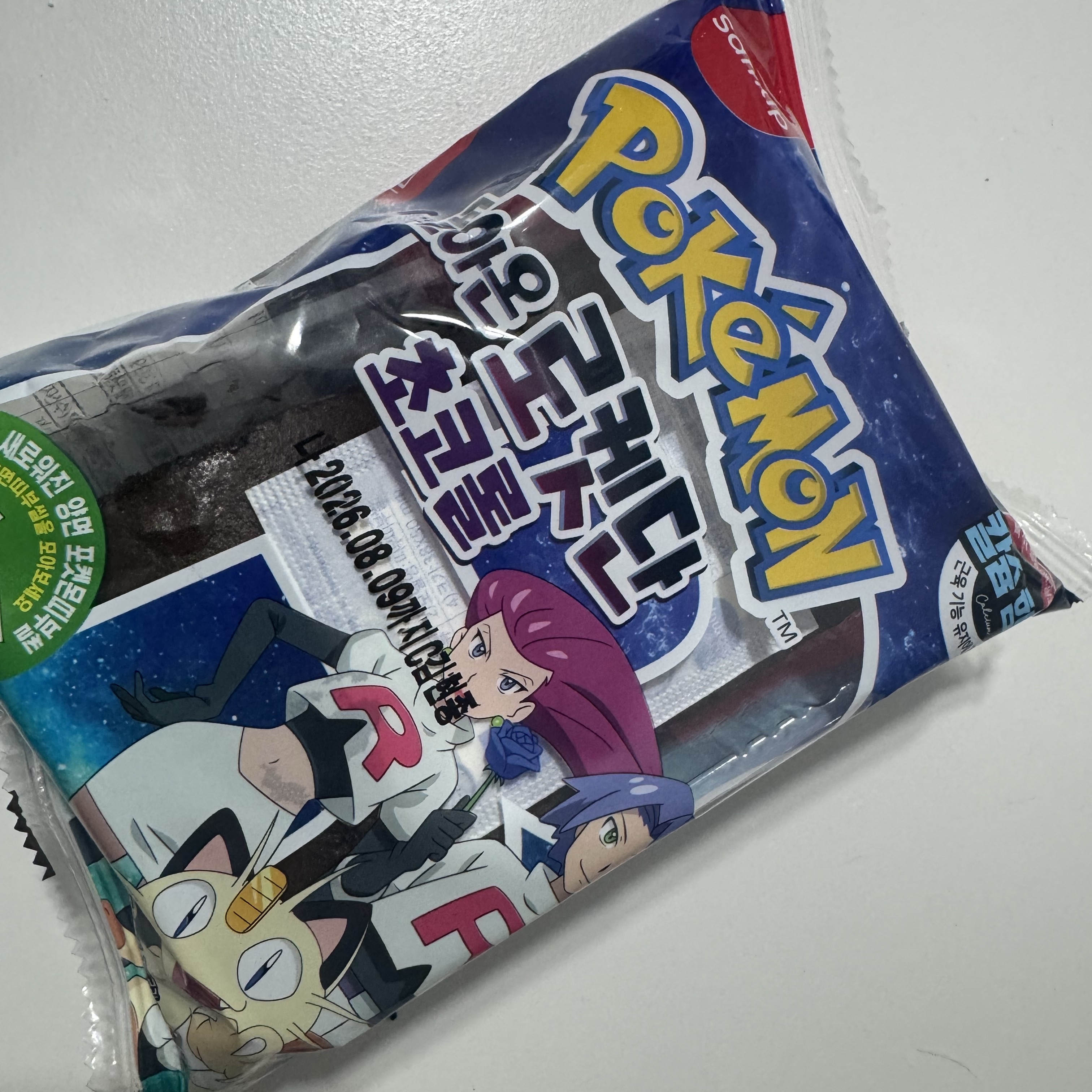 Samlip NEW Pokémon 30th Anniversary 'Emblem' Sticker Bread Variety Pack (4 Types, 12 Packs) 착용 스타일