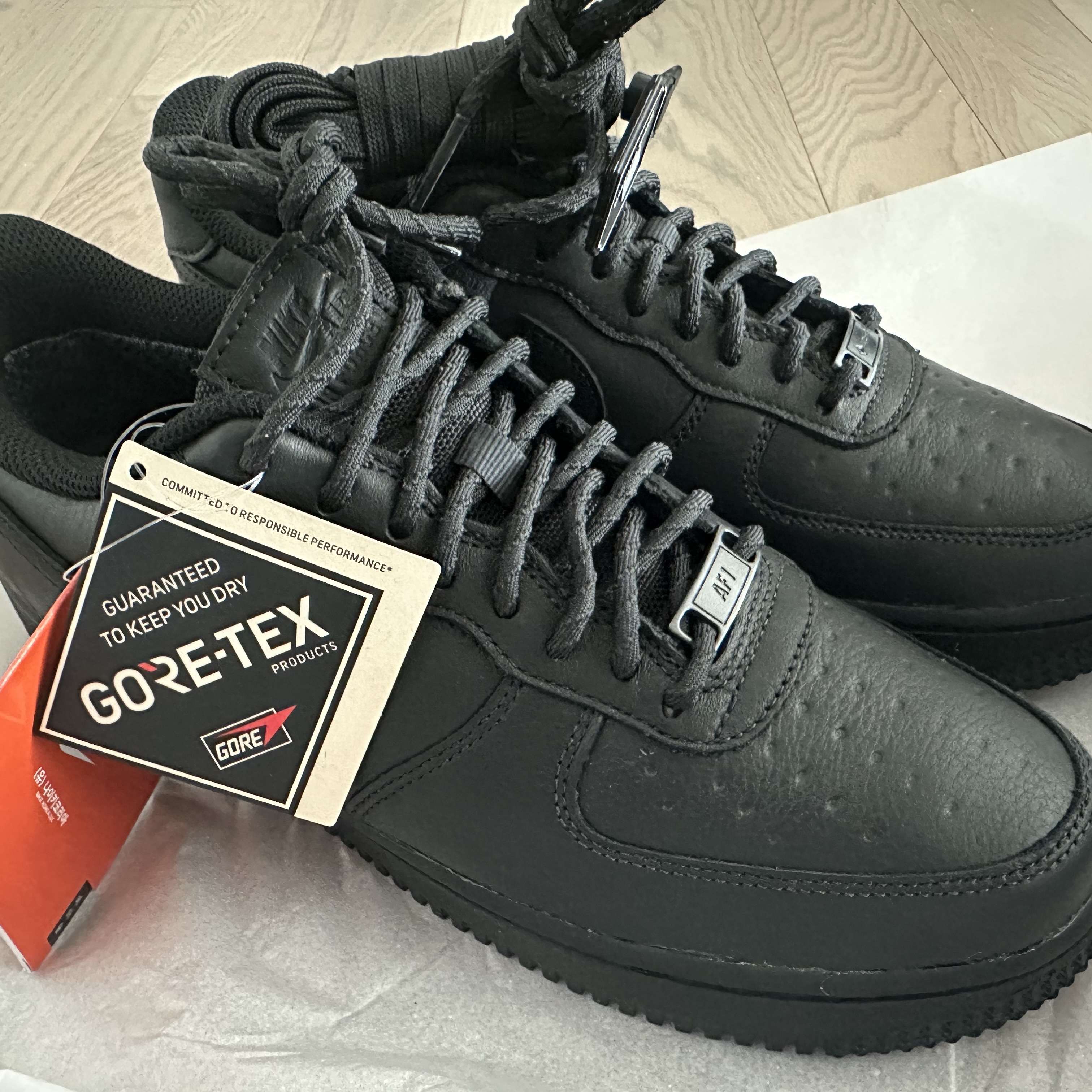 Nike Air Force 1 Low Gore-Tex Vibram Off Noir and Black 착용 스타일