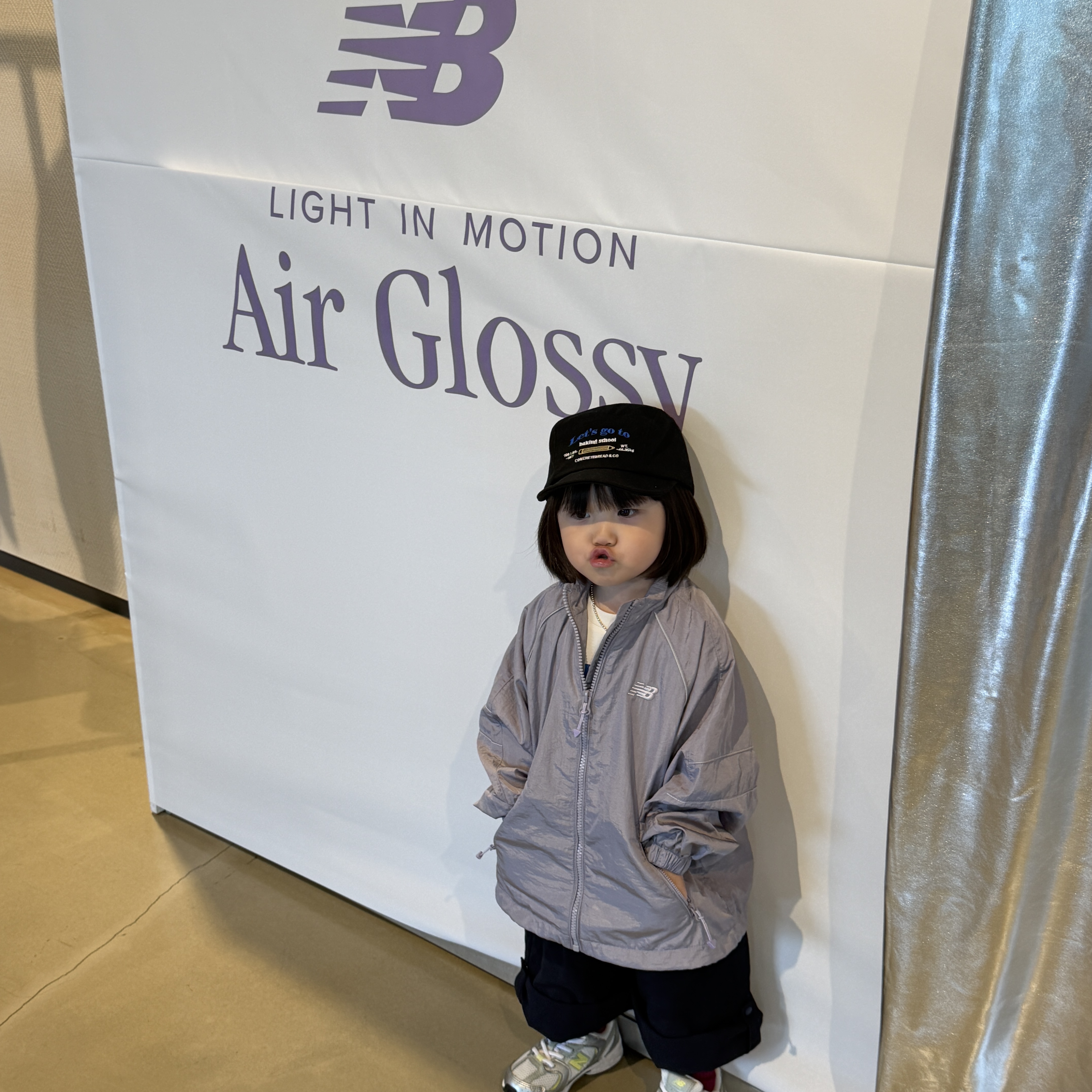 (Kids) New Balance Air Glossy Windbreaker Black, (Kids) New Balance Air Glossy Windbreaker Purple 착용 스타일 - 7