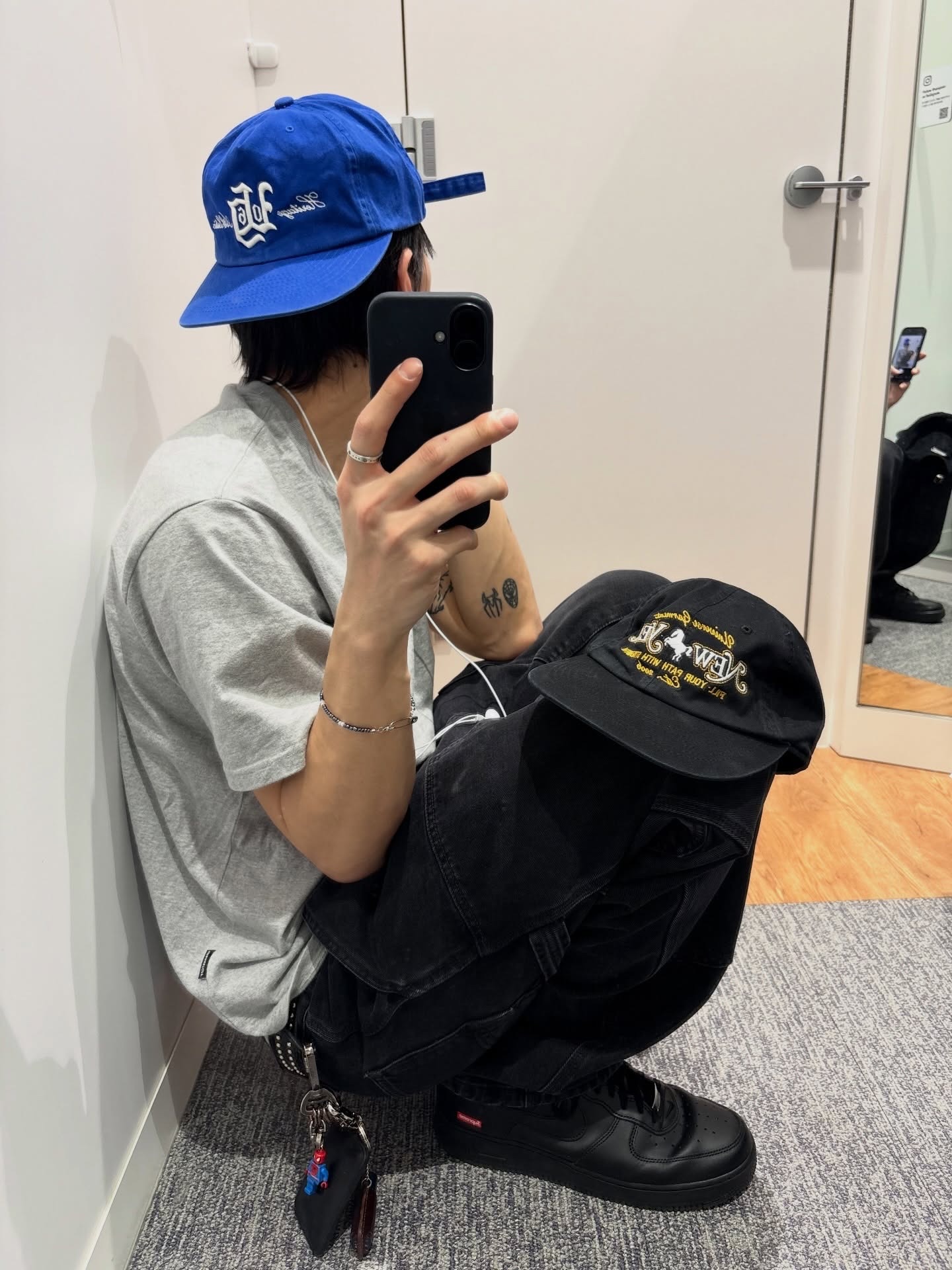 UNIVERSE GARMENT VTG Typo 5 Panel Washing Cap Blue, UNIVERSE GARMENT Universe New Year Washed Cap Black 착용 스타일