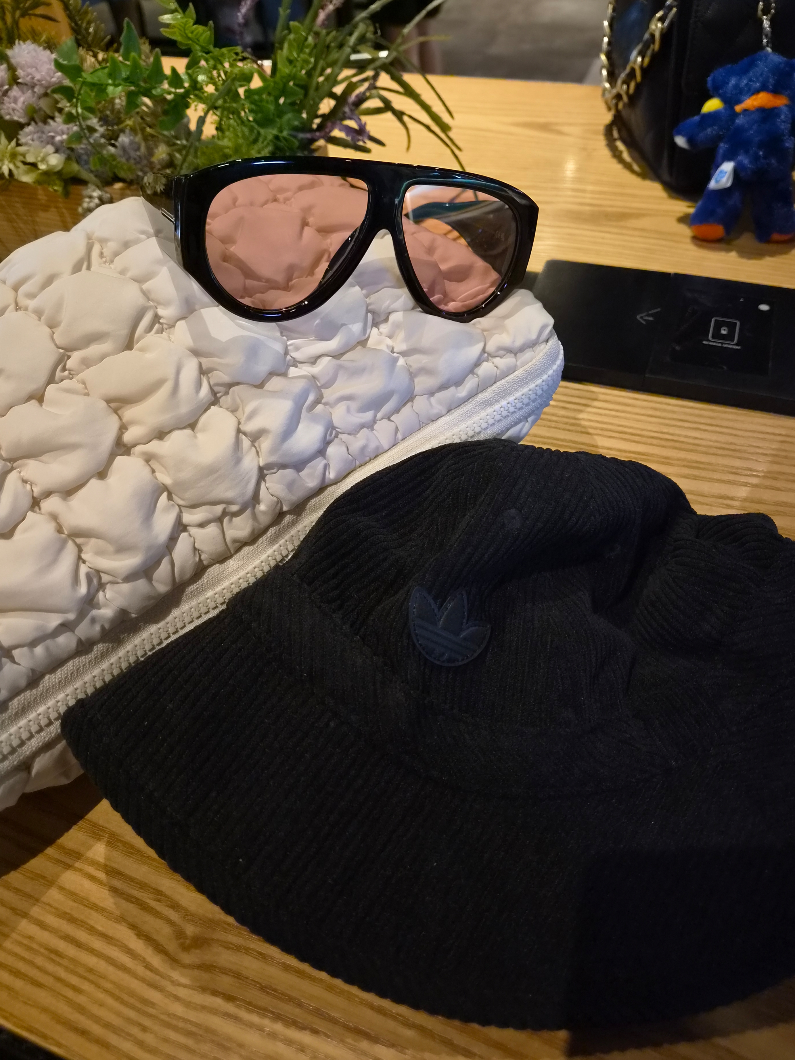 COS Quilted  Laptop Case Off White 착용 스타일