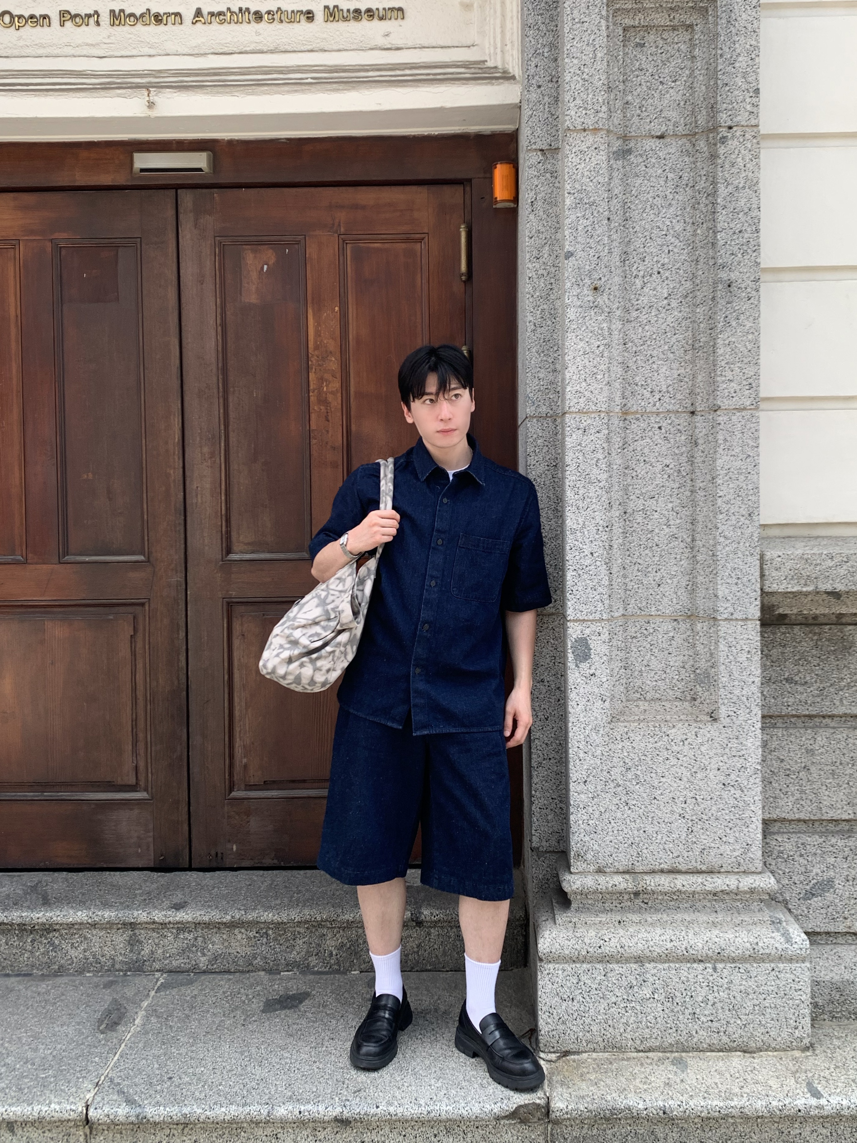 Alo Yoga Iconic Shopper Tote Bag Grey Tiedye 착용 스타일 - 3