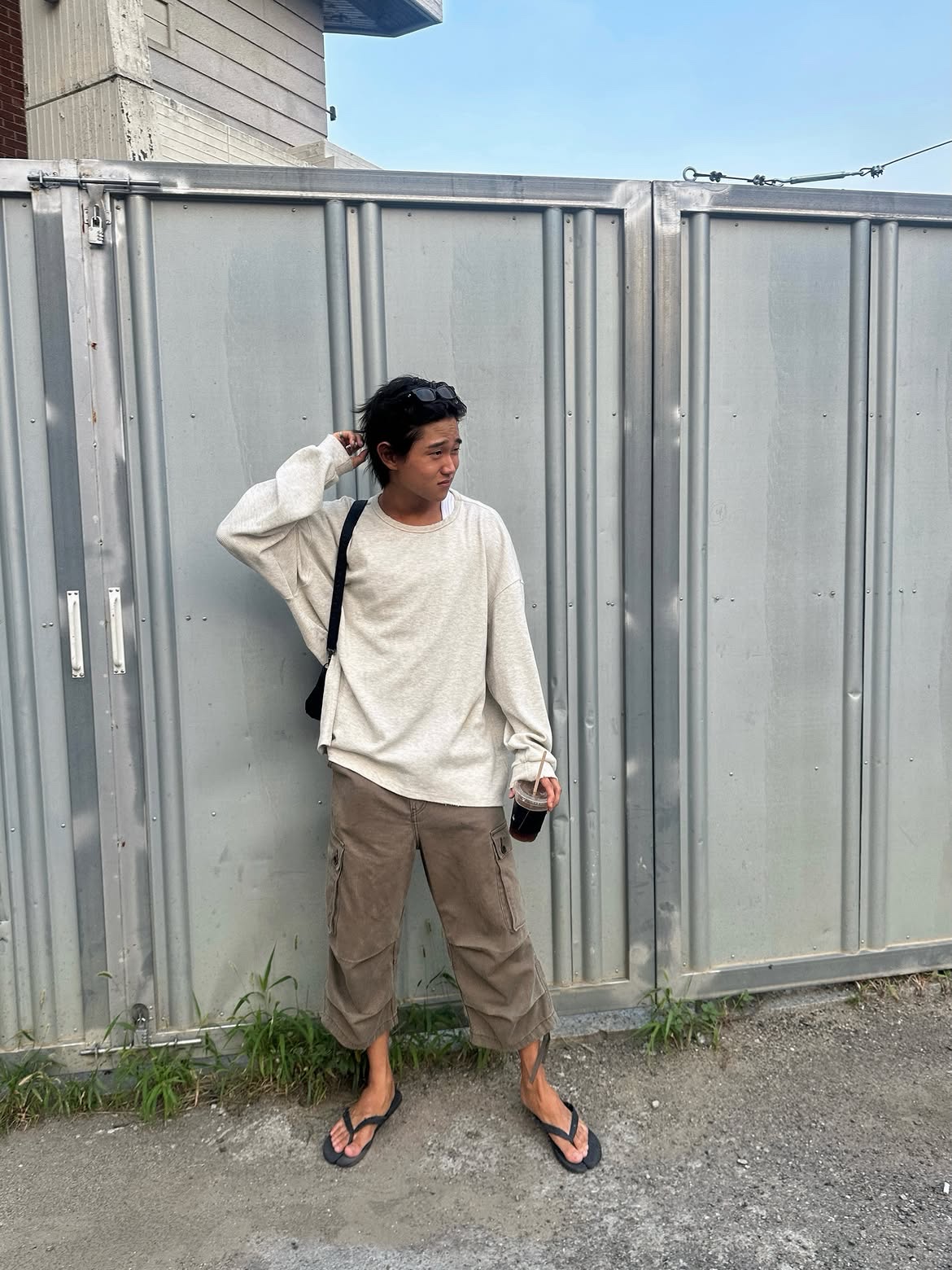 CHOWOO Vintage Military Capri Cargo Pants Washed Beige, CHOWOO Vintage Military Capri Cargo Pants Washed Khaki 착용 스타일 - 1