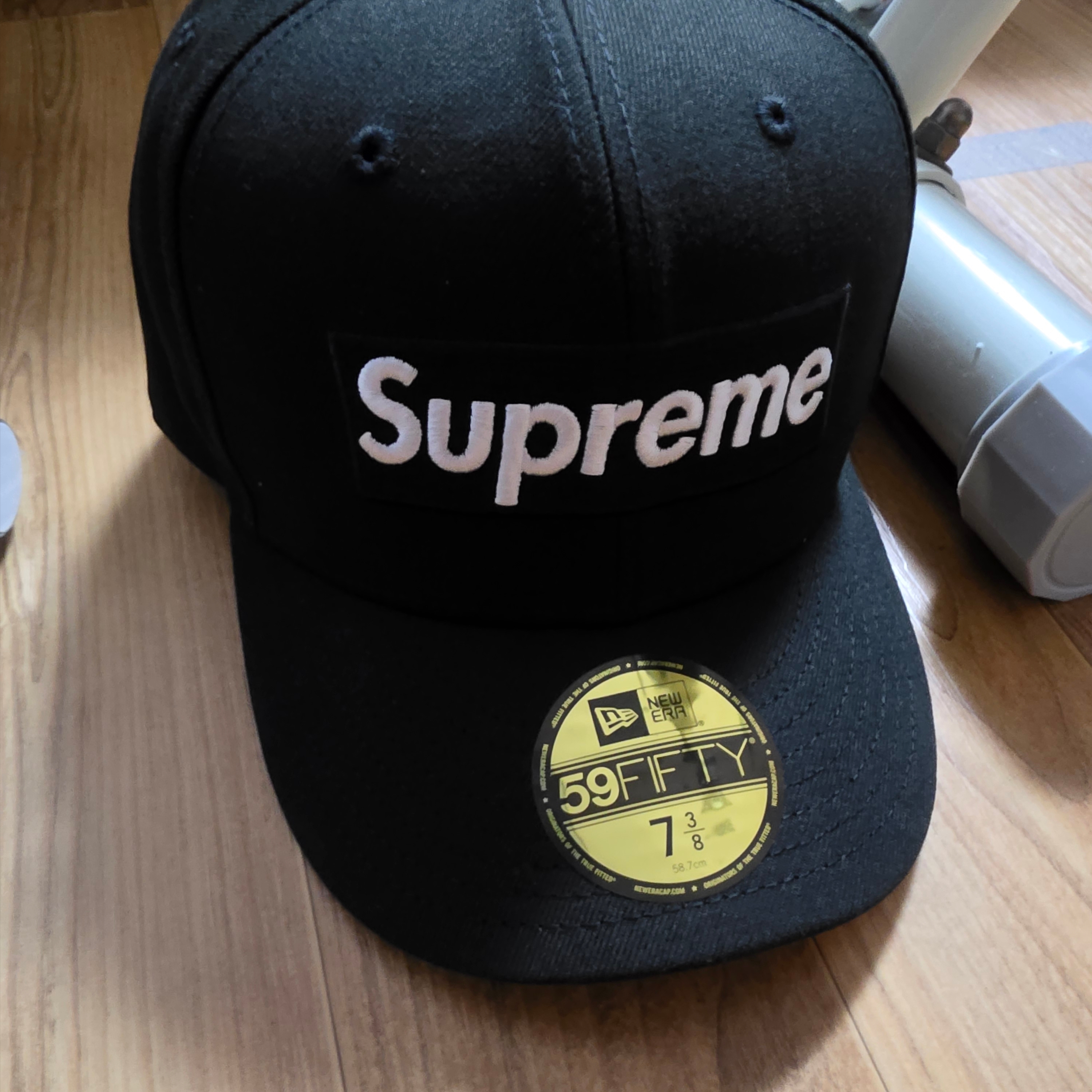 Supreme Rings Box Logo New Era Black - 26SS 착용 스타일