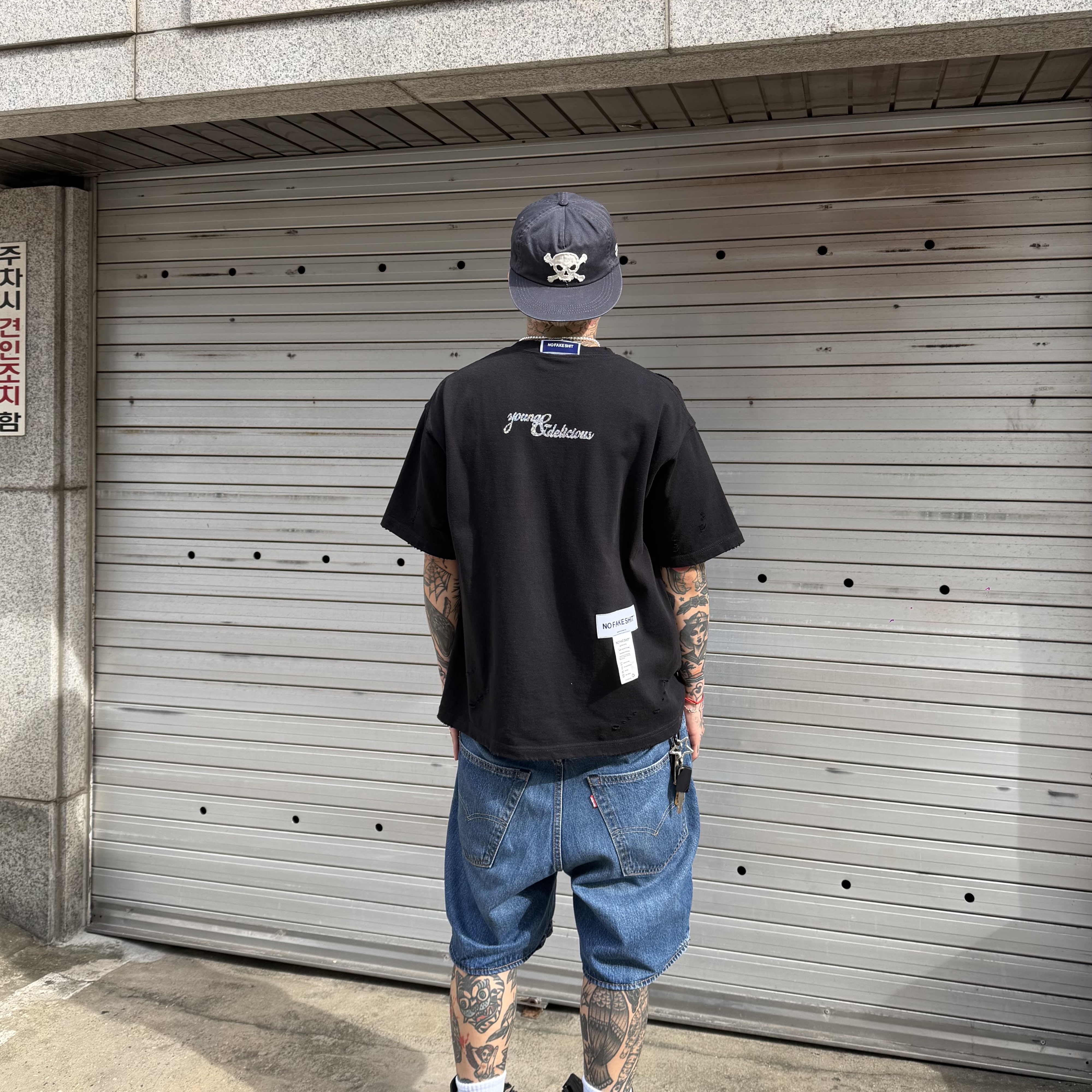 NOFAKESHIT Kill Ex Stud, Levi's 468 Stay Loose Shorts Dark Indigo 착용 스타일 - 5