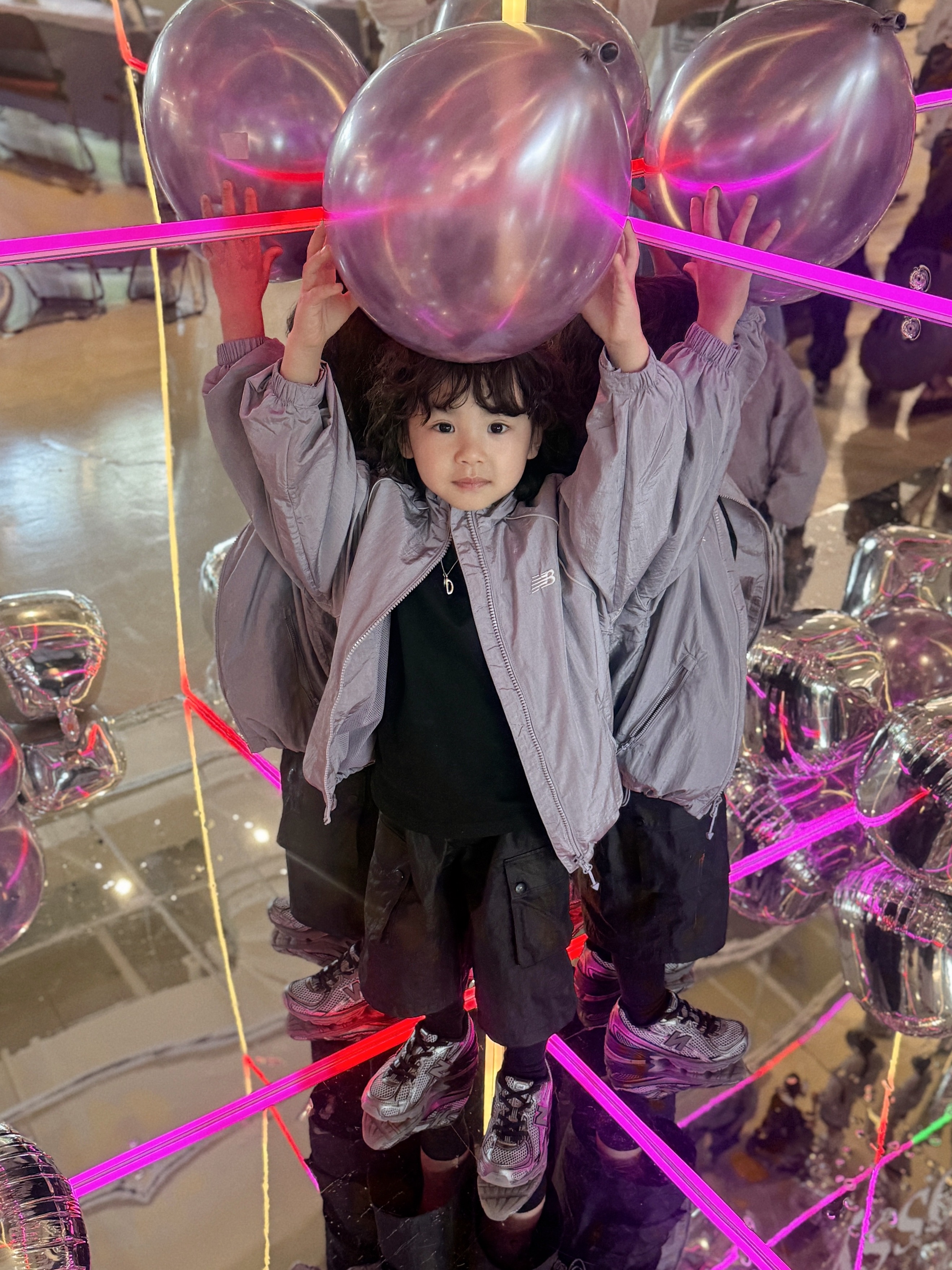 (Kids) New Balance Air Glossy Windbreaker Purple 착용 스타일 - 4