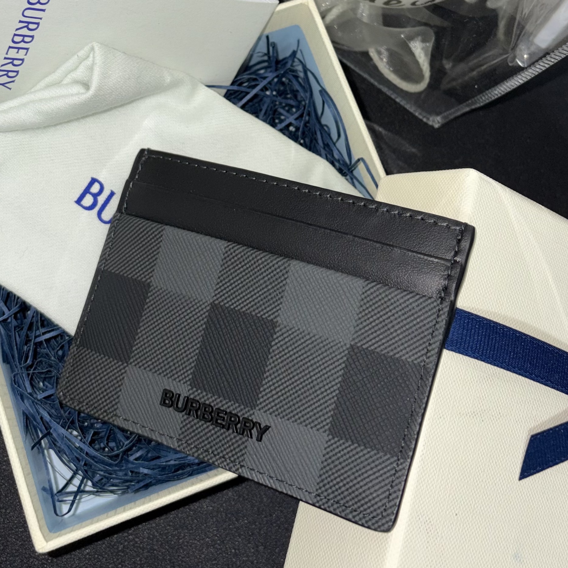 Burberry Check Leather Card Case Charcoal 착용 스타일
