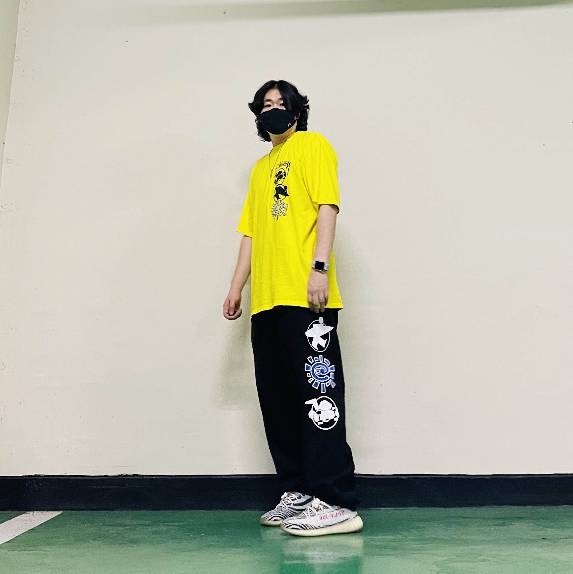 Stussy x Always Do What You Should Do Stack T-Shirt Yellow, Stussy x Always Do What You Should Do Stack Sweatpants Black 착용 스타일 - 2
