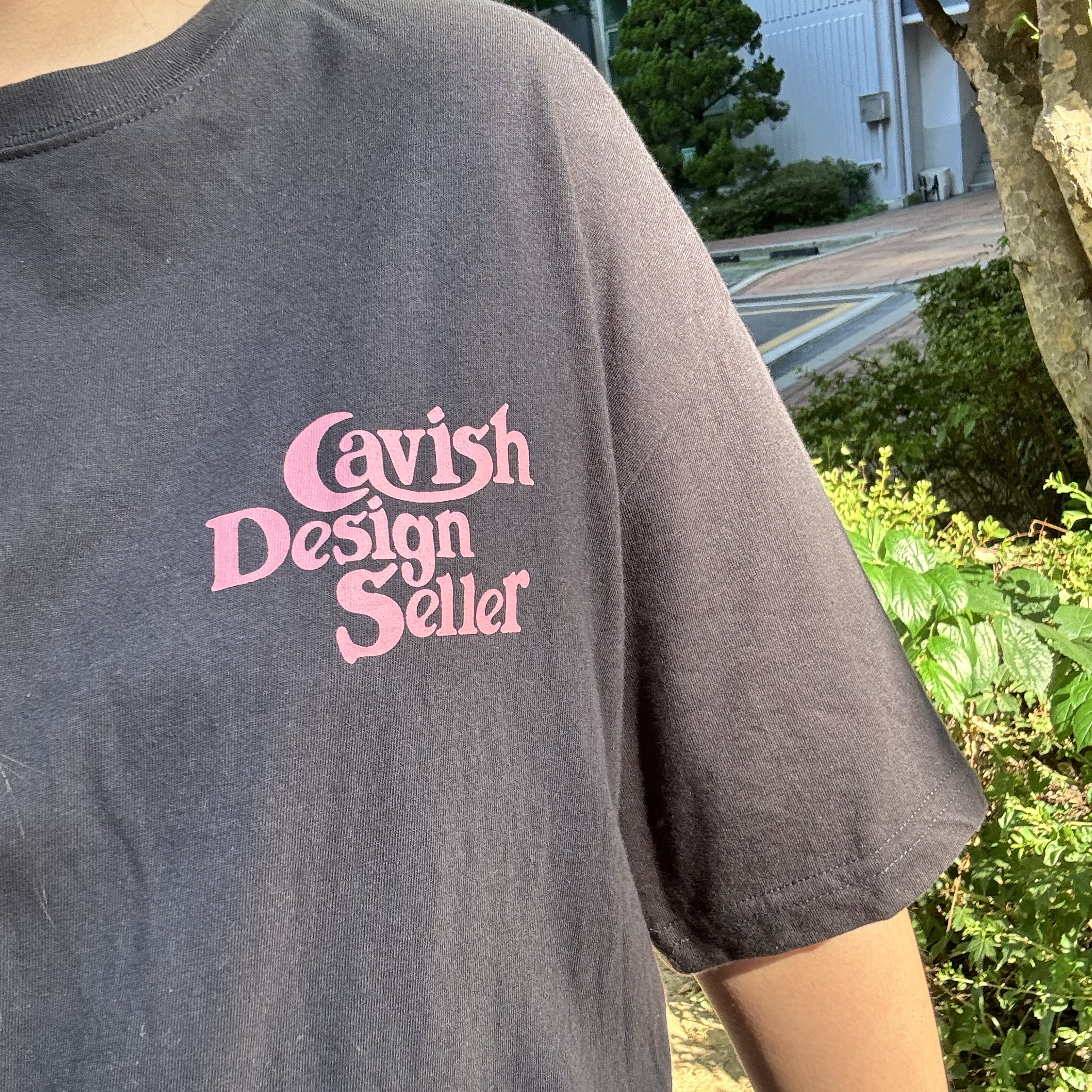 CAVISH Seller Logo SS Tee Charcoal 착용 스타일 - 1