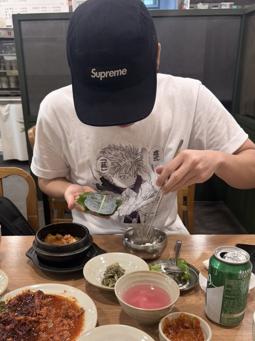 Uniqlo UT Shueisha 100th Anniversary Jujutsu Kaisen T-Shirt White, Supreme Washed Chino Twill Camp Cap Black 착용 스타일