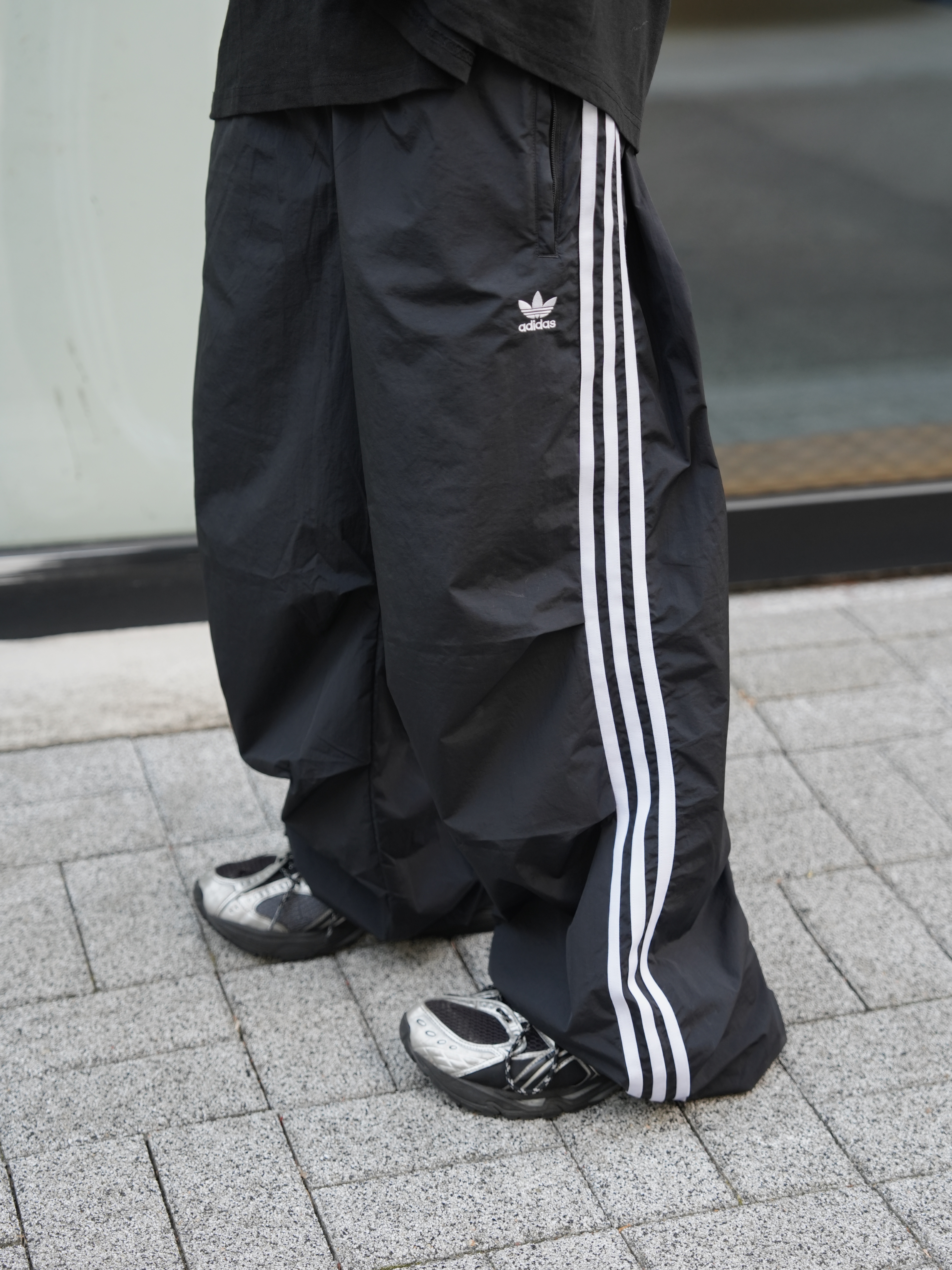 (W) Adidas 3-Stripes Woven Parachute Pants Black - KR Sizing 착용 스타일 - 4