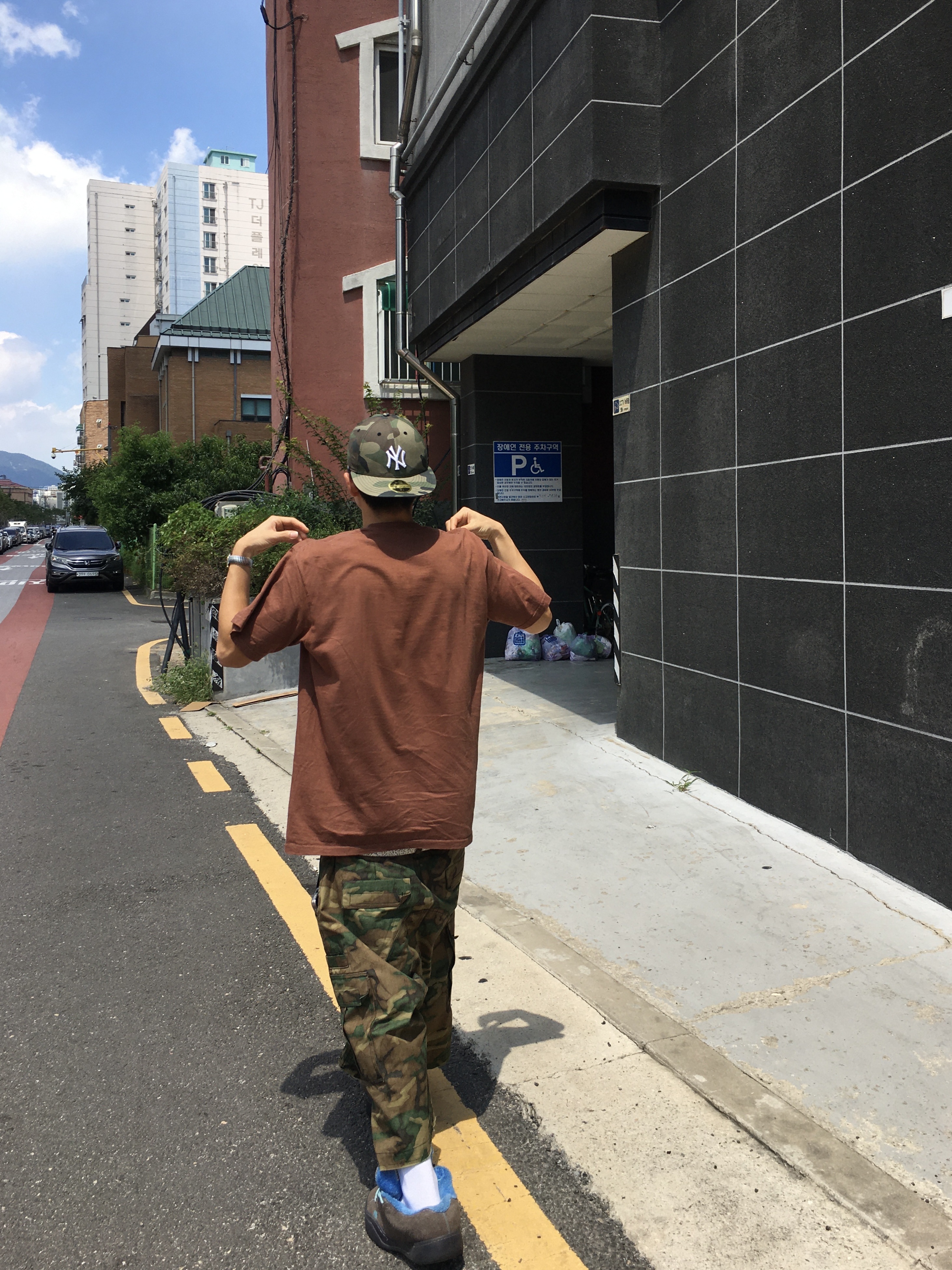 ERL Vamp Skate Electric Gray, Supreme Tyler The Creator T-Shirt Brown - 24FW 착용 스타일 - 2