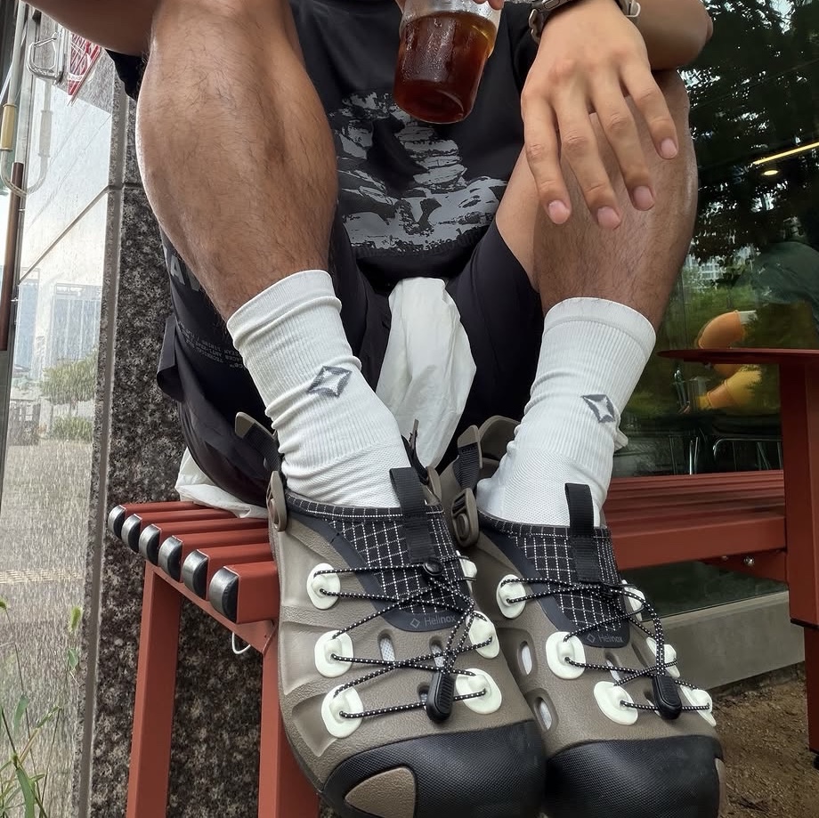 Crocs x Helinox Quick Trail Clog Walnut, Crocs x Helinox Quick Trail Clog Black 착용 스타일