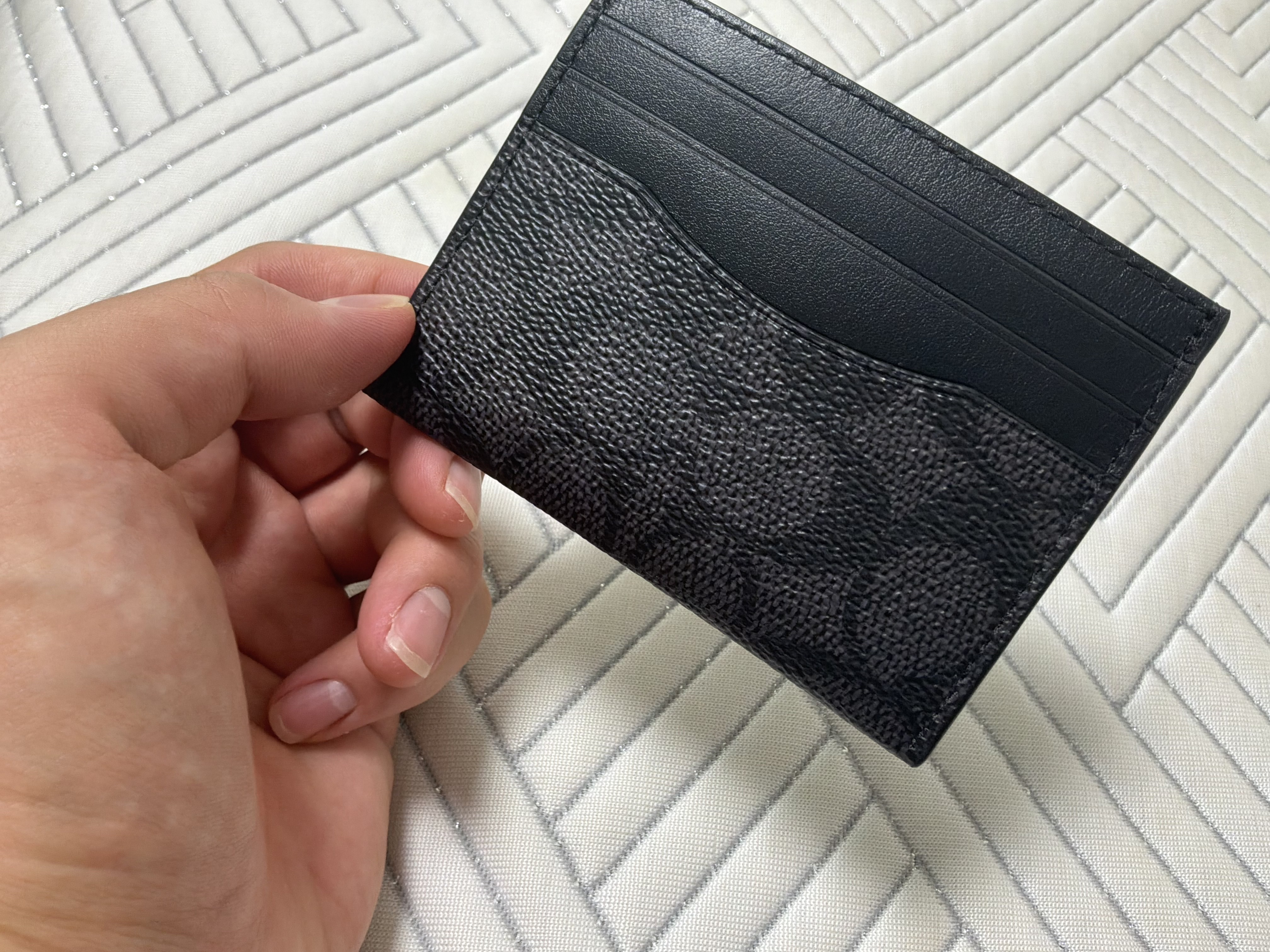 Coach Slim ID Card Case in Signature Canvas Charcoal Black 착용 스타일 - 2