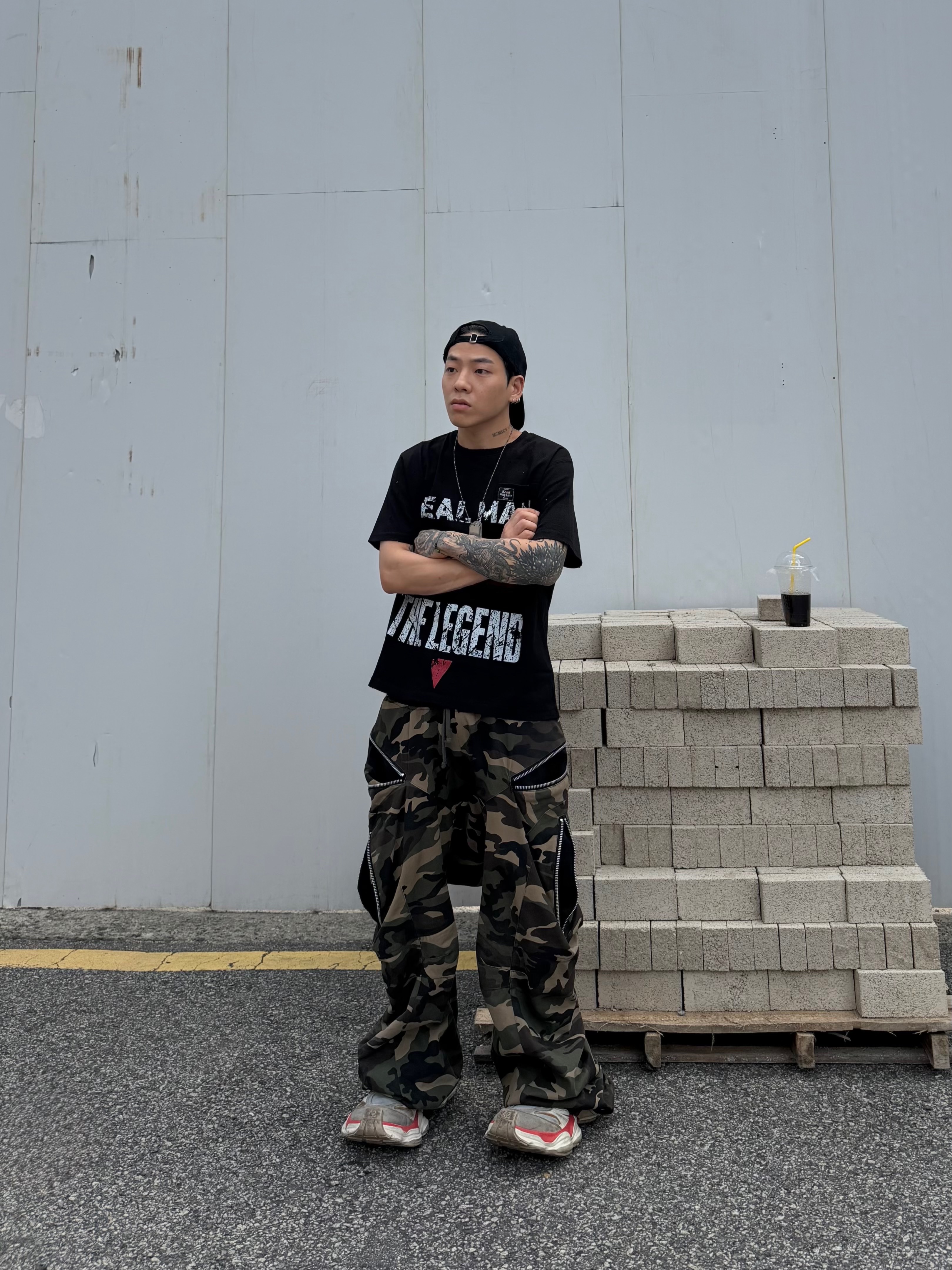 [KREAM 단독] ROARINGRAD Zipper Sagging Pants Nylon Ver. Black, Balenciaga Cargo Sneakers Beige Grey Red 착용 스타일 - 5