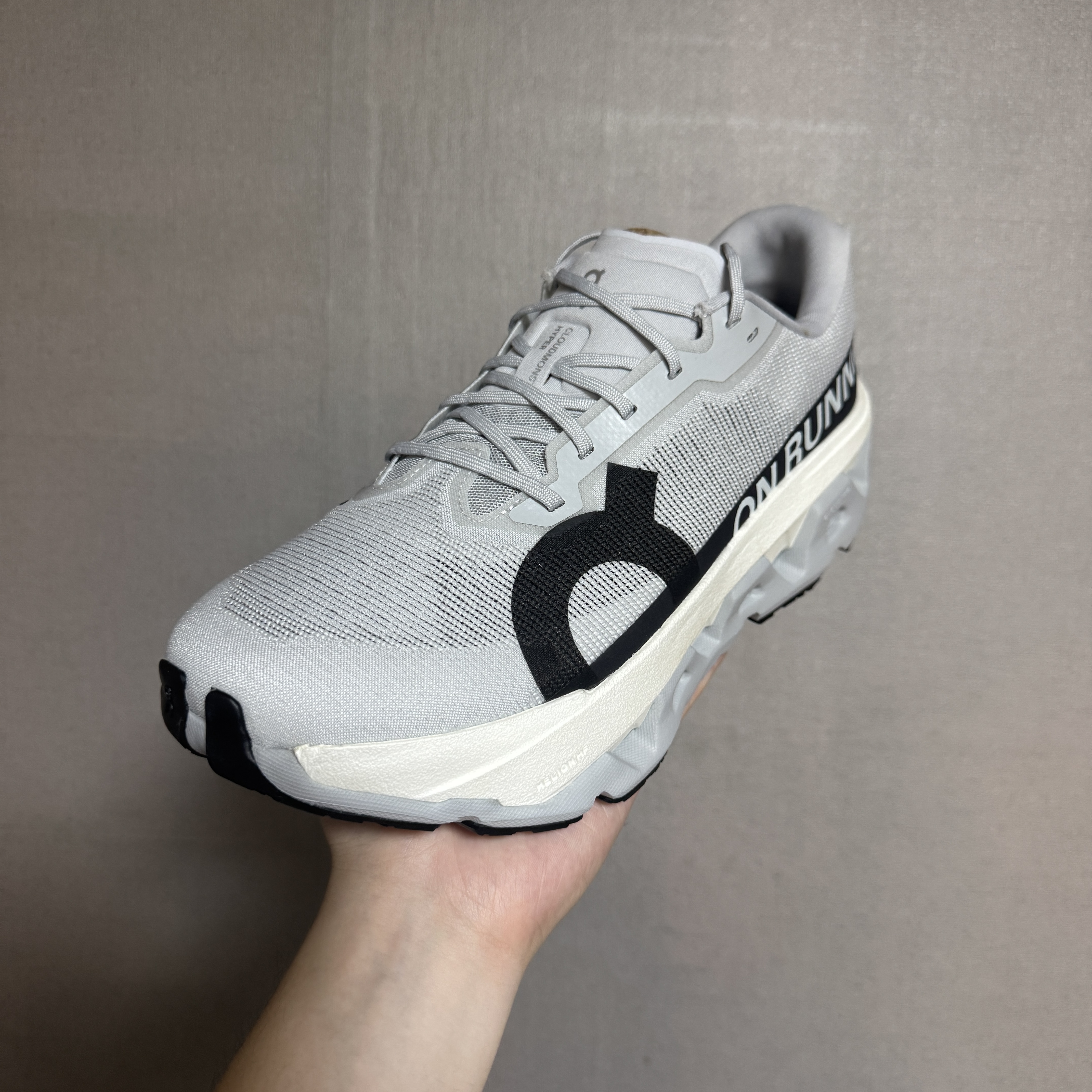 On Running Cloudmonster 3 Hyper Glacier Black 착용 스타일 - 3