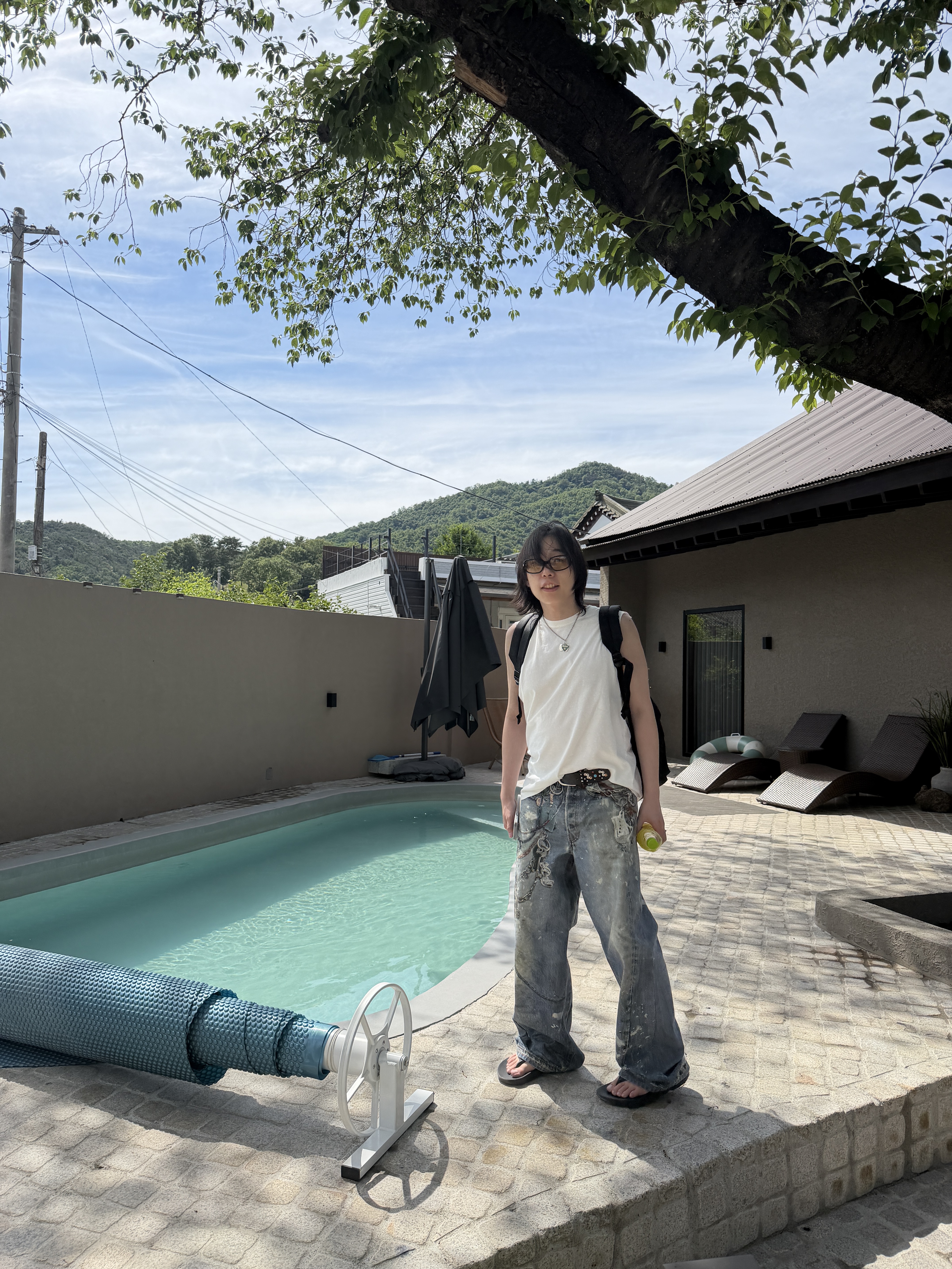 Acne Studios Loose Fit Jeans 1981 Mid Blue, Gentle Monster Noizer 01(OL) Black 착용 스타일 - 2